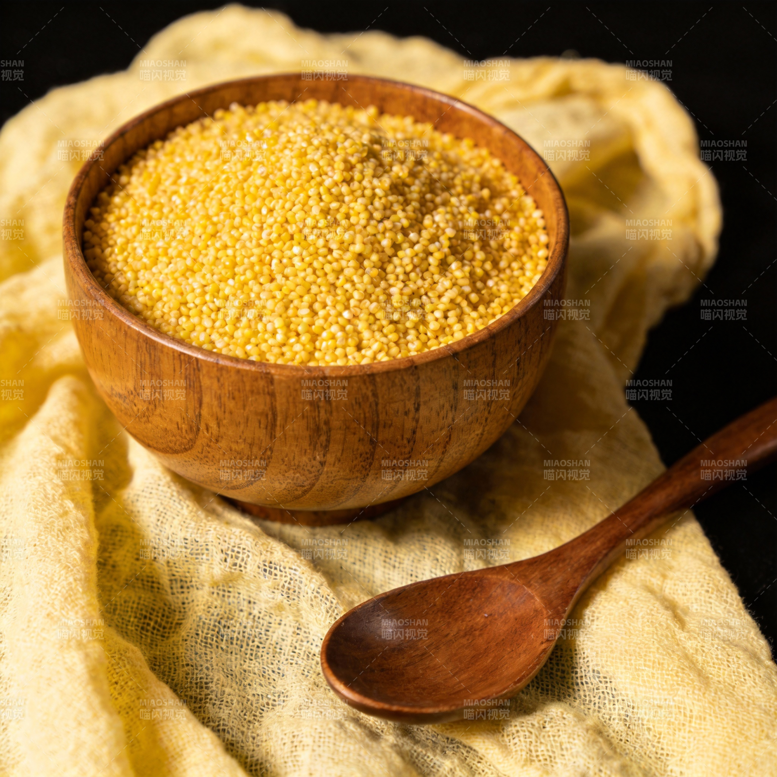 小米盛于木碗中图片