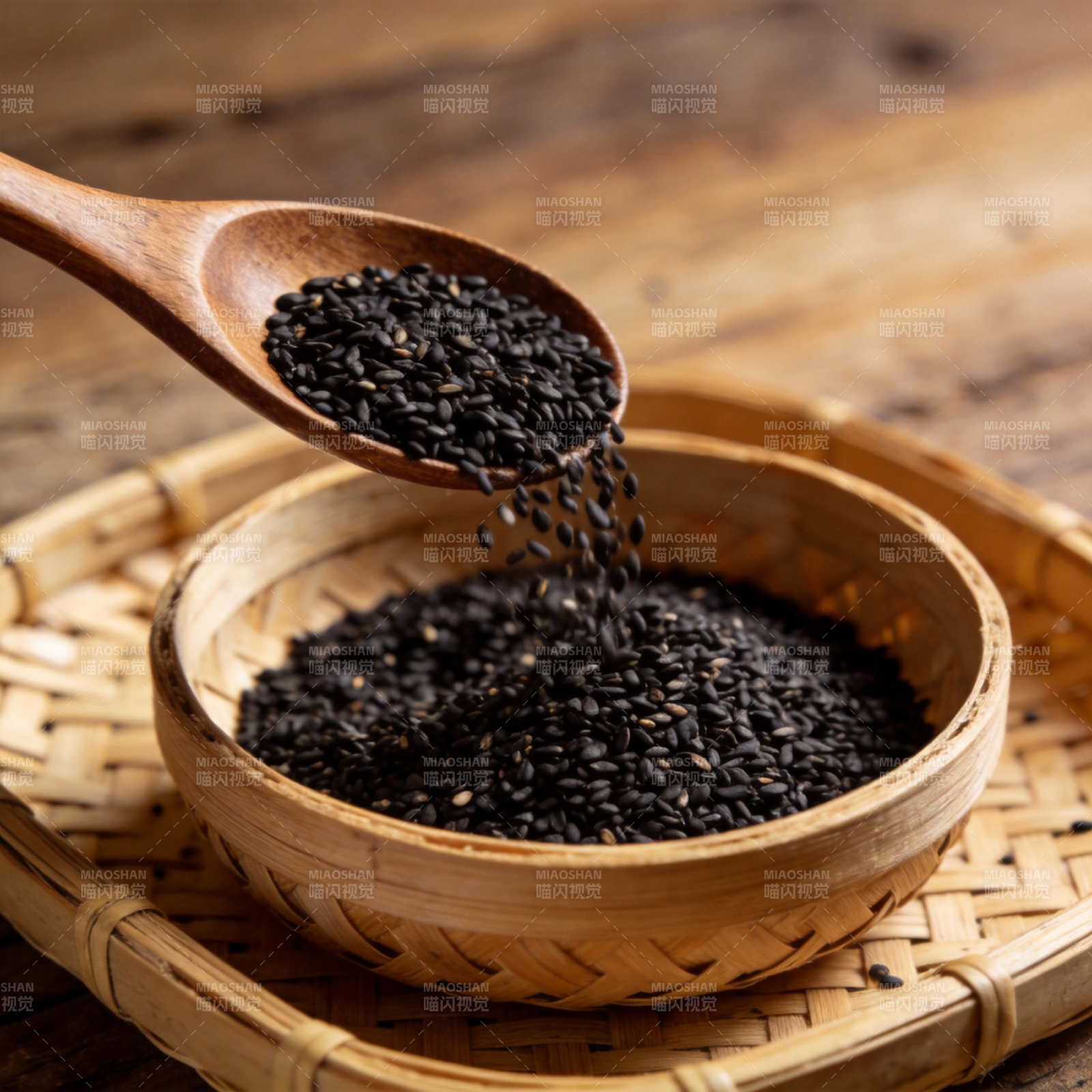 黑芝麻倾泻入碗图片