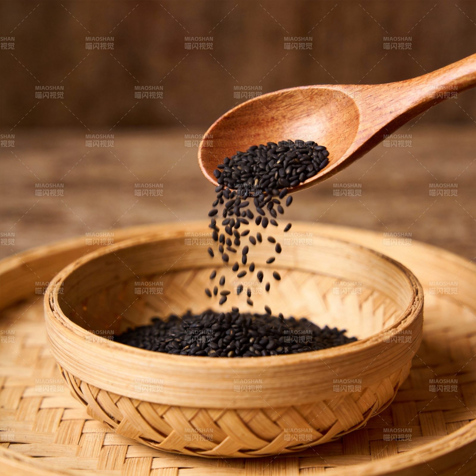 黑芝麻倾泻入碗图片