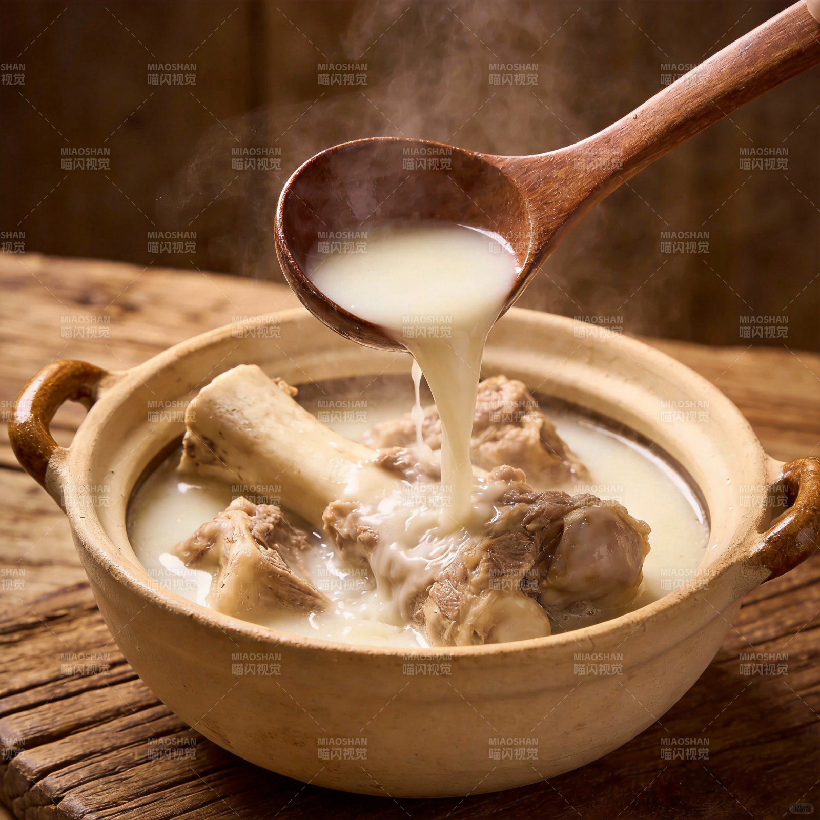 热腾腾的骨头汤图片