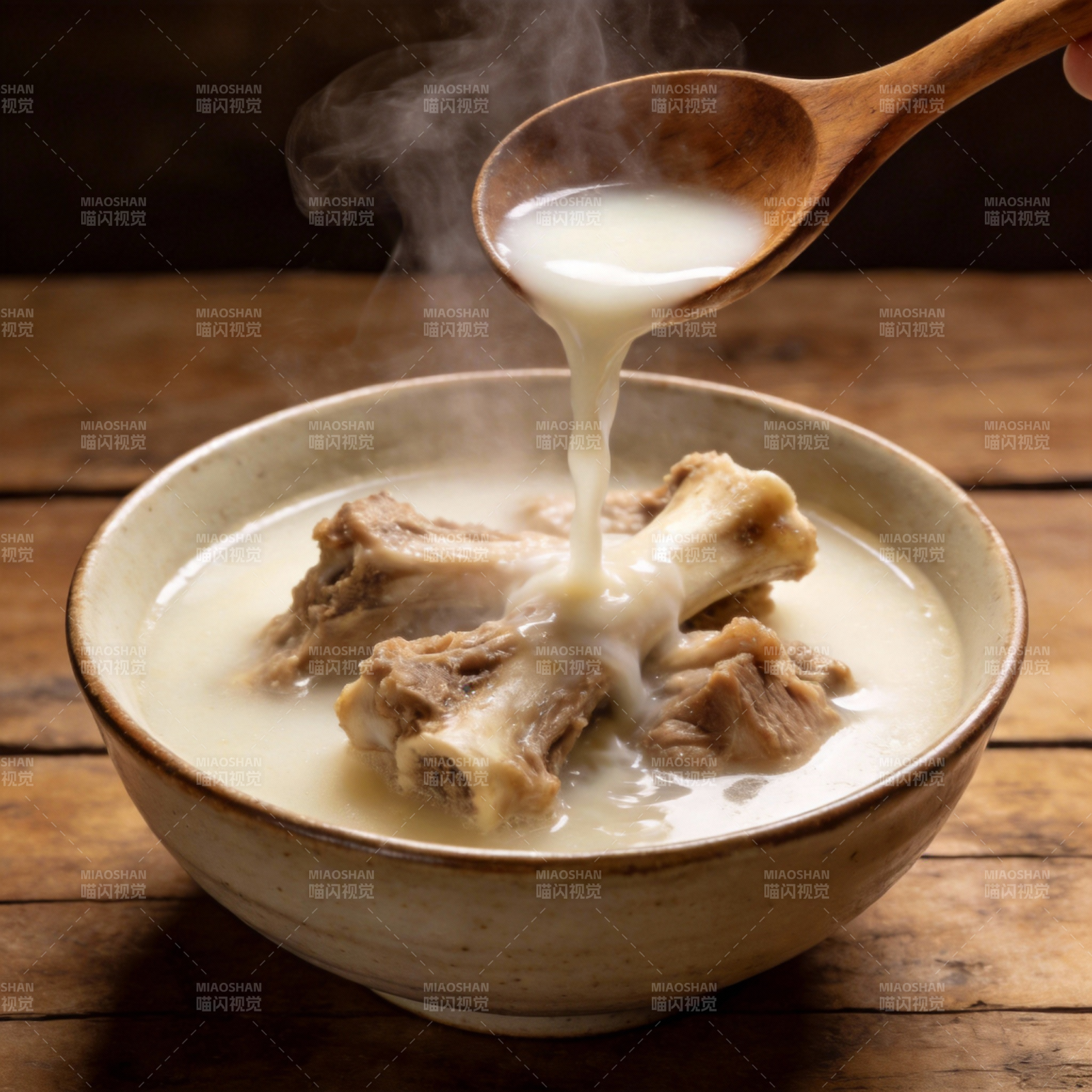 热腾腾的骨头汤图片