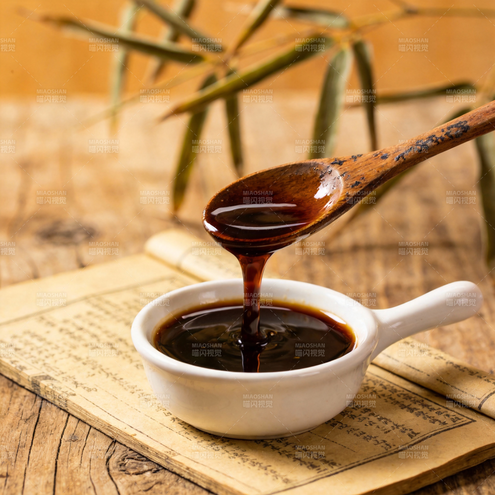 古法熬制中药膏图片