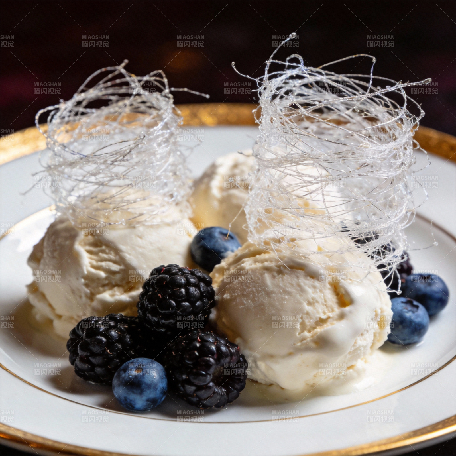 冰淇淋配浆果与糖丝图片