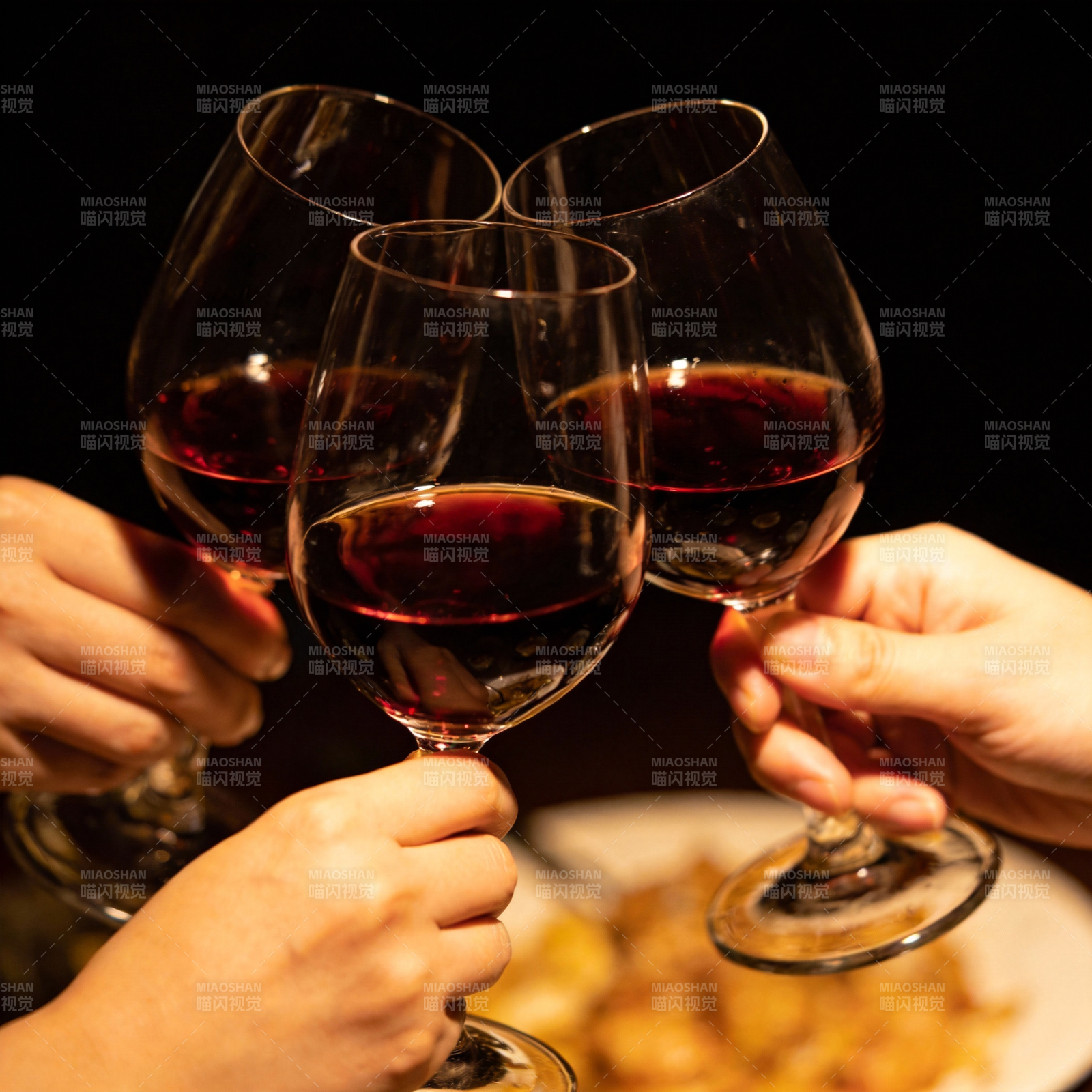 举杯共饮红酒图片