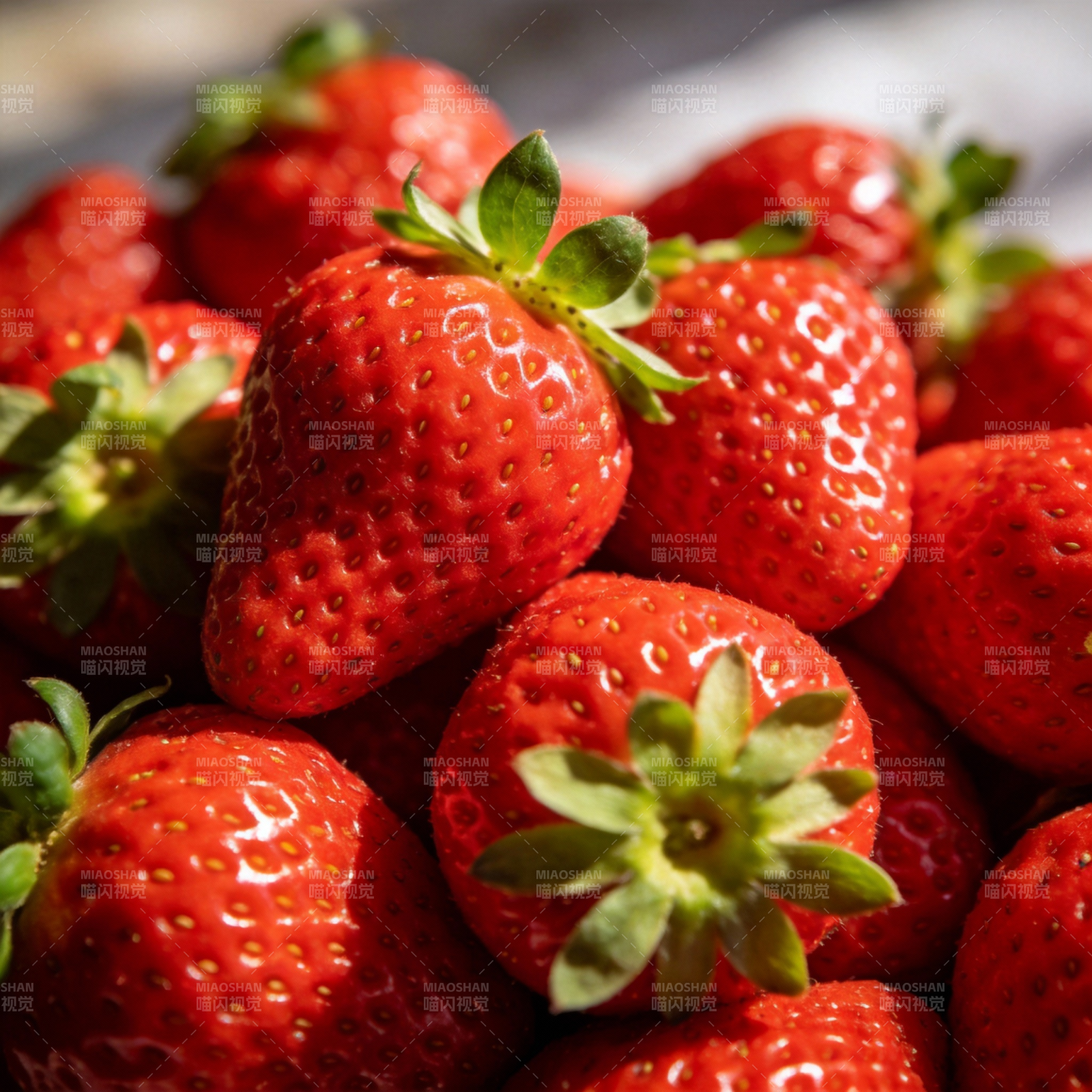鲜红草莓堆叠图片