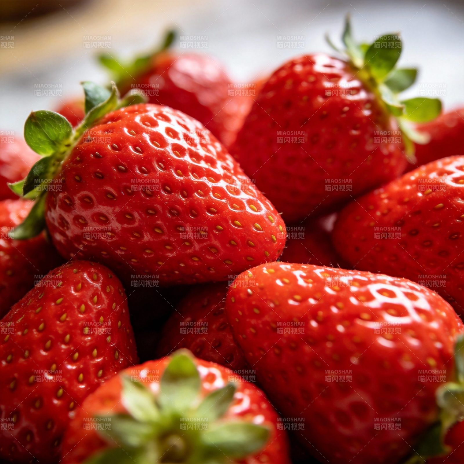 鲜红草莓堆叠图片