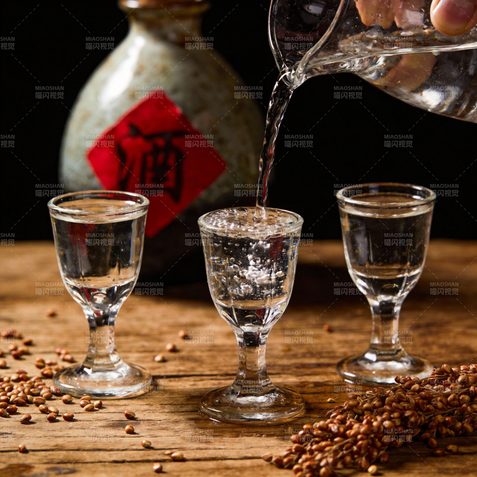 酒香四溢 斟满情谊图片