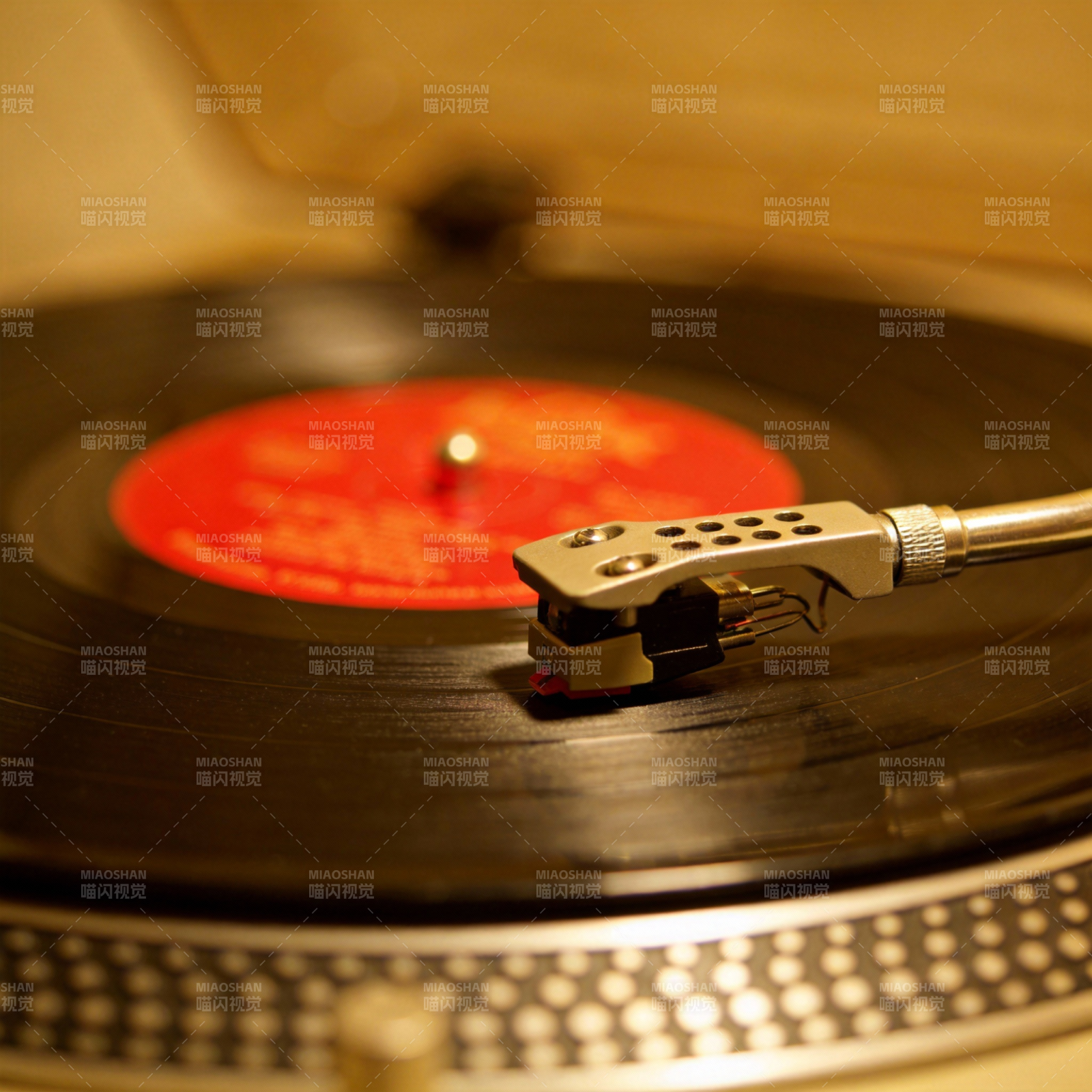 黑胶唱片播放中图片