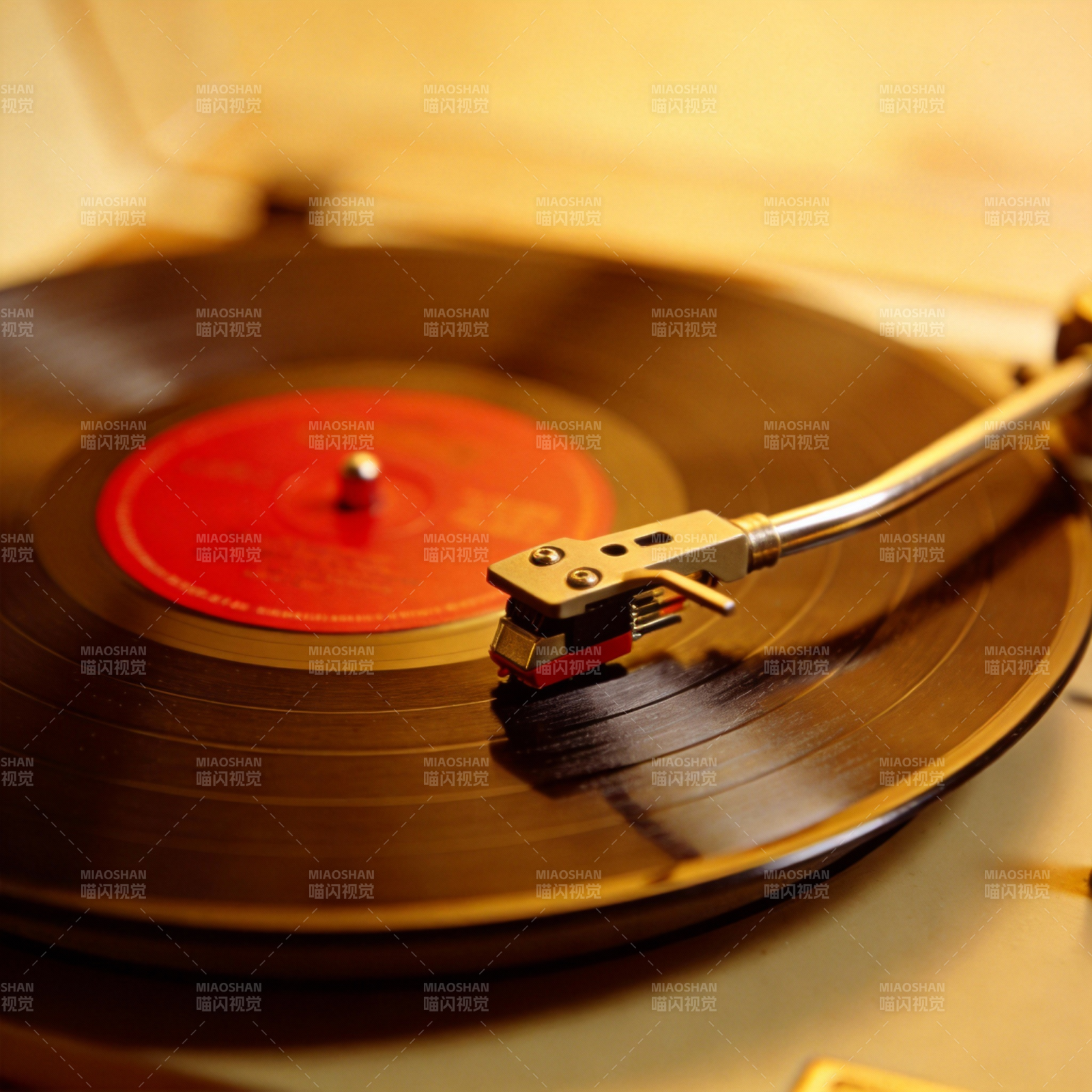 黑胶唱片播放中图片