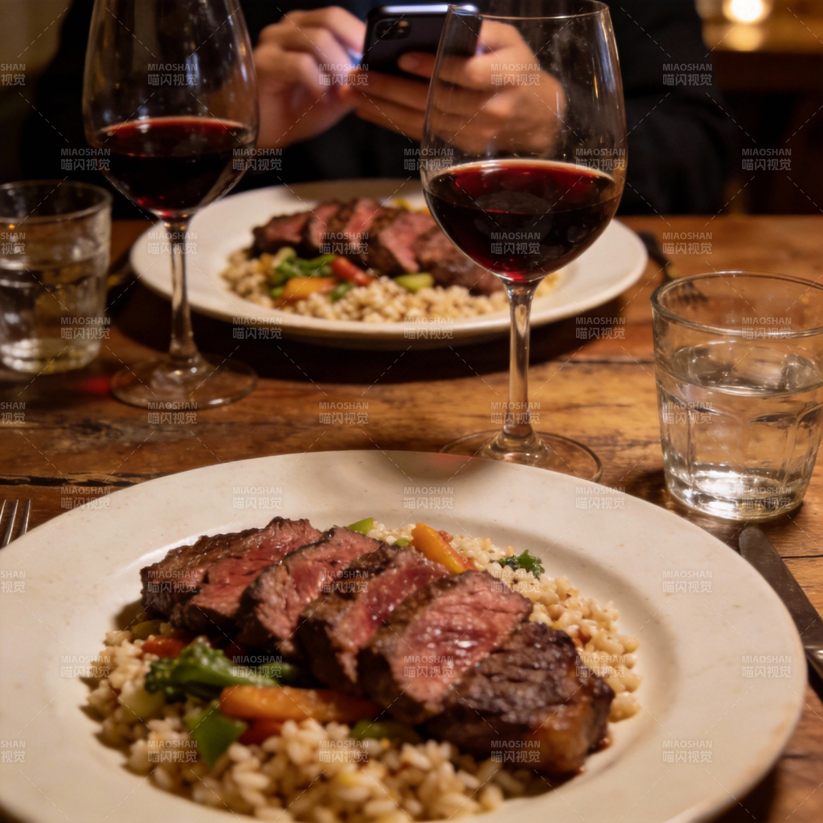 红酒配牛排晚餐图片