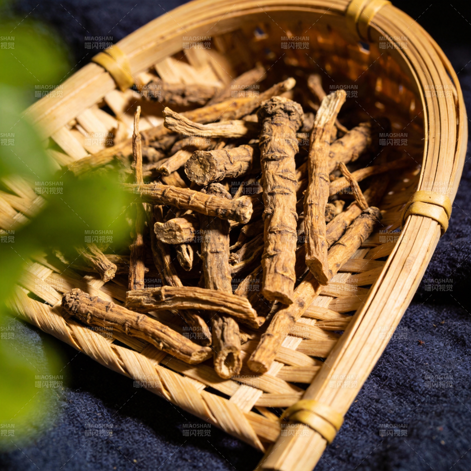 竹篮中的干草药图片