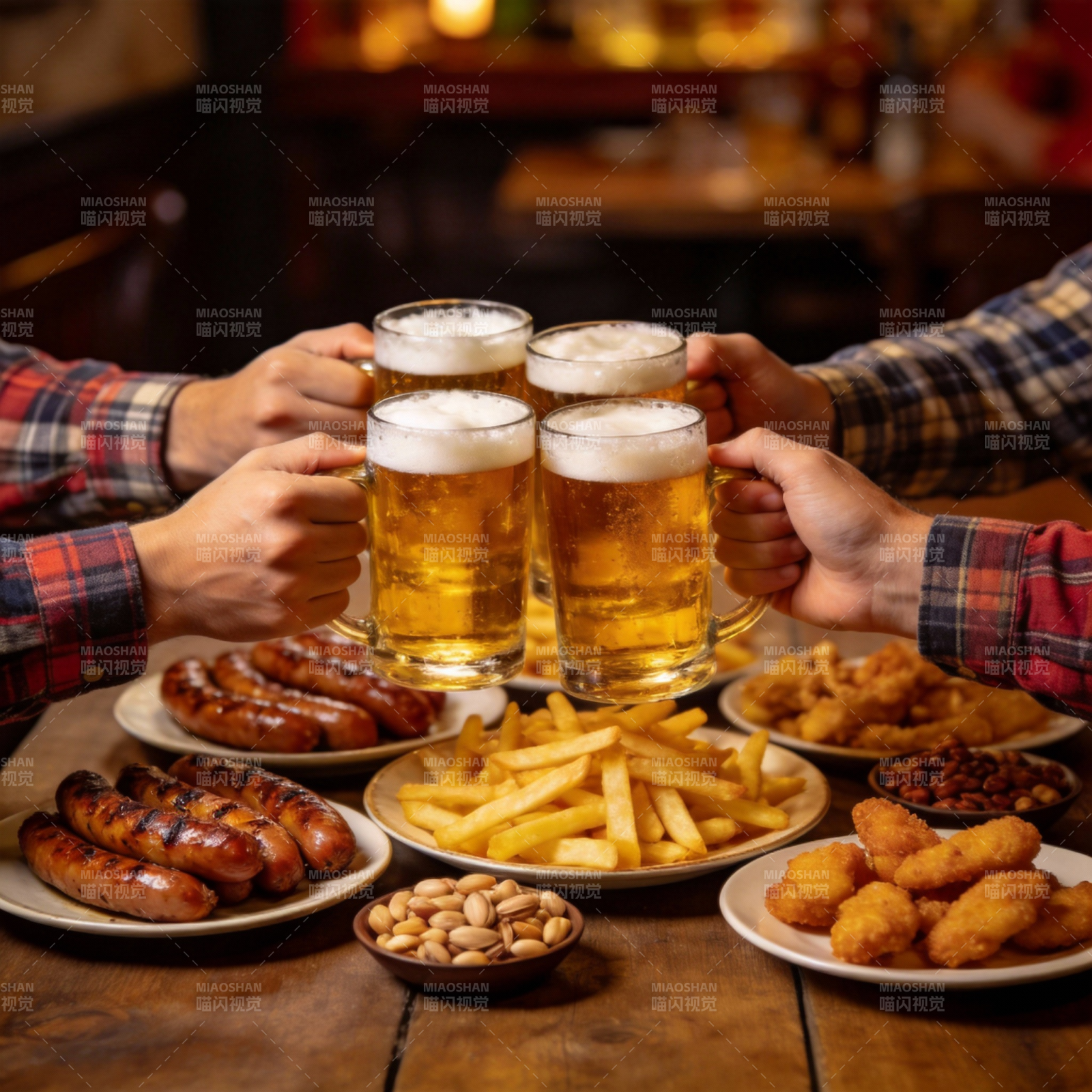 举杯畅饮 美食相伴图片
