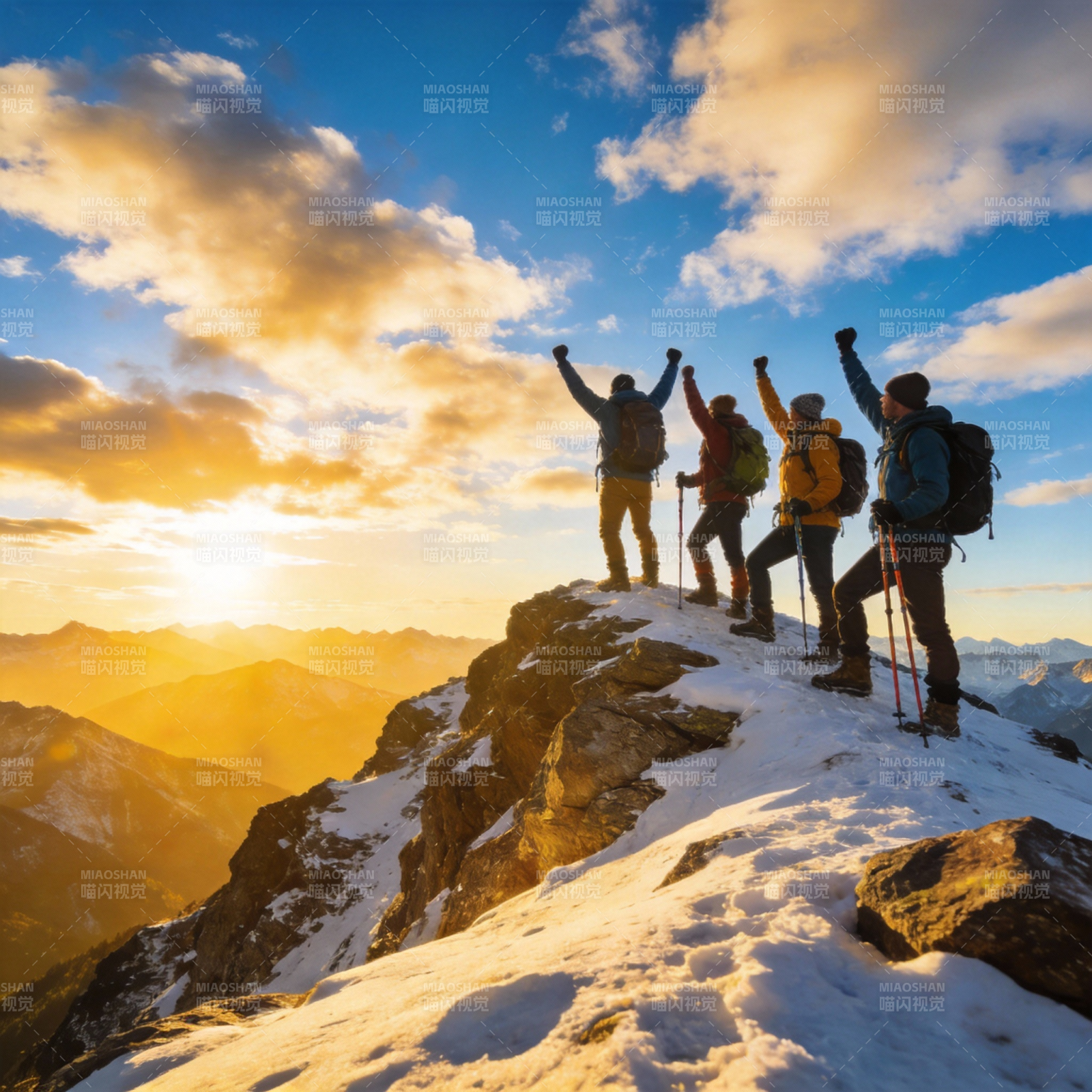 登顶巅峰 共迎朝阳图片