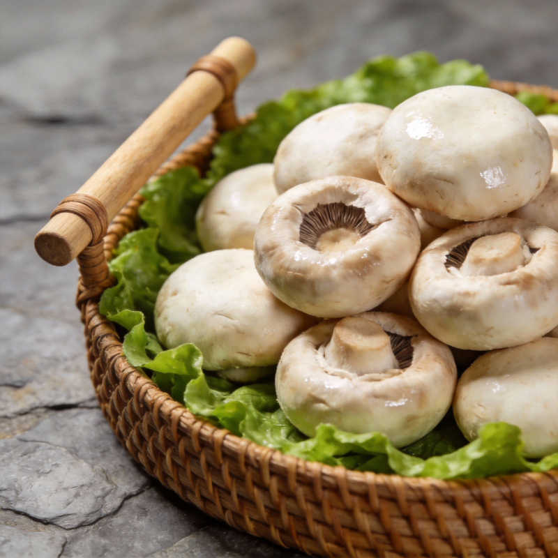新鲜白菇入篮图片