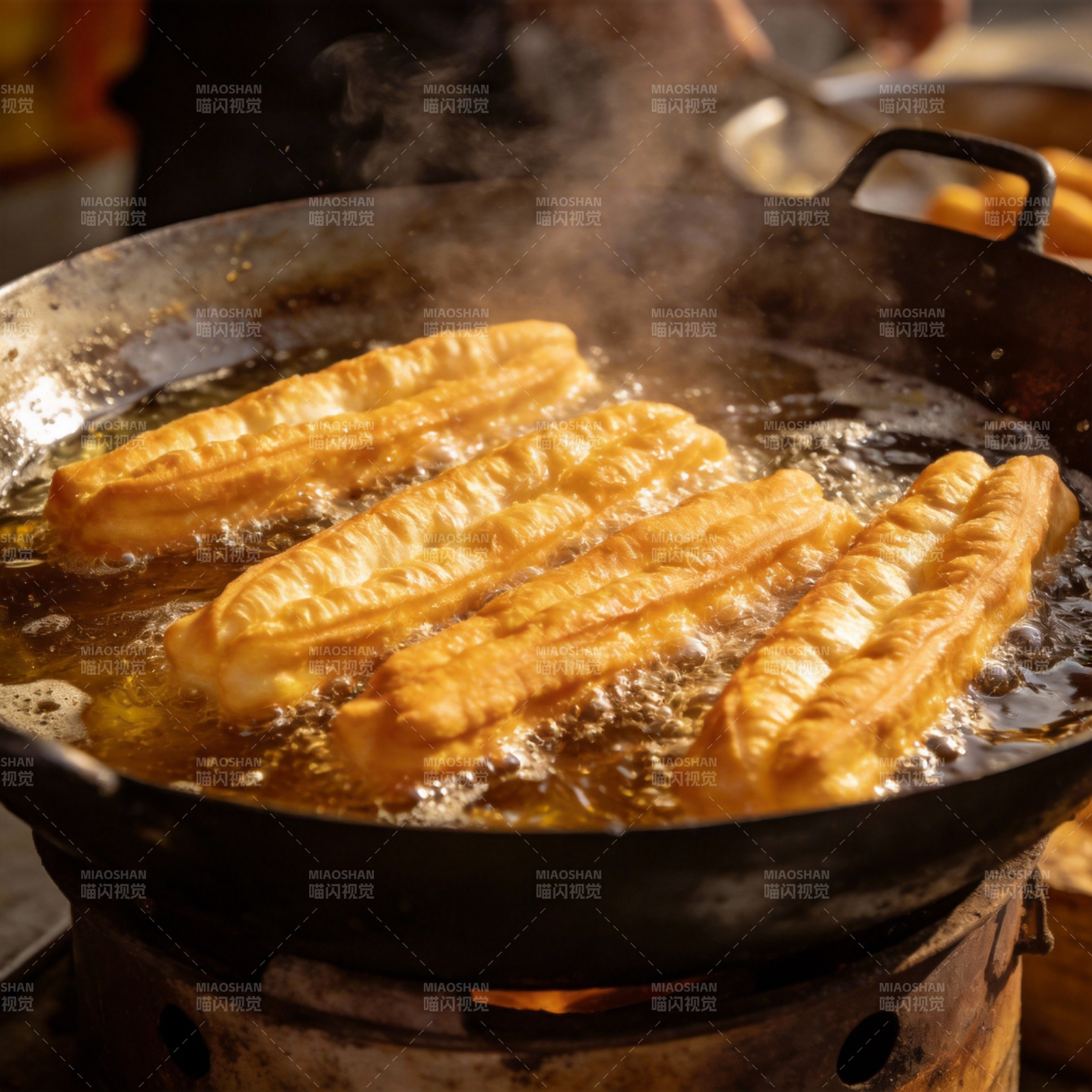 油条炸制中图片