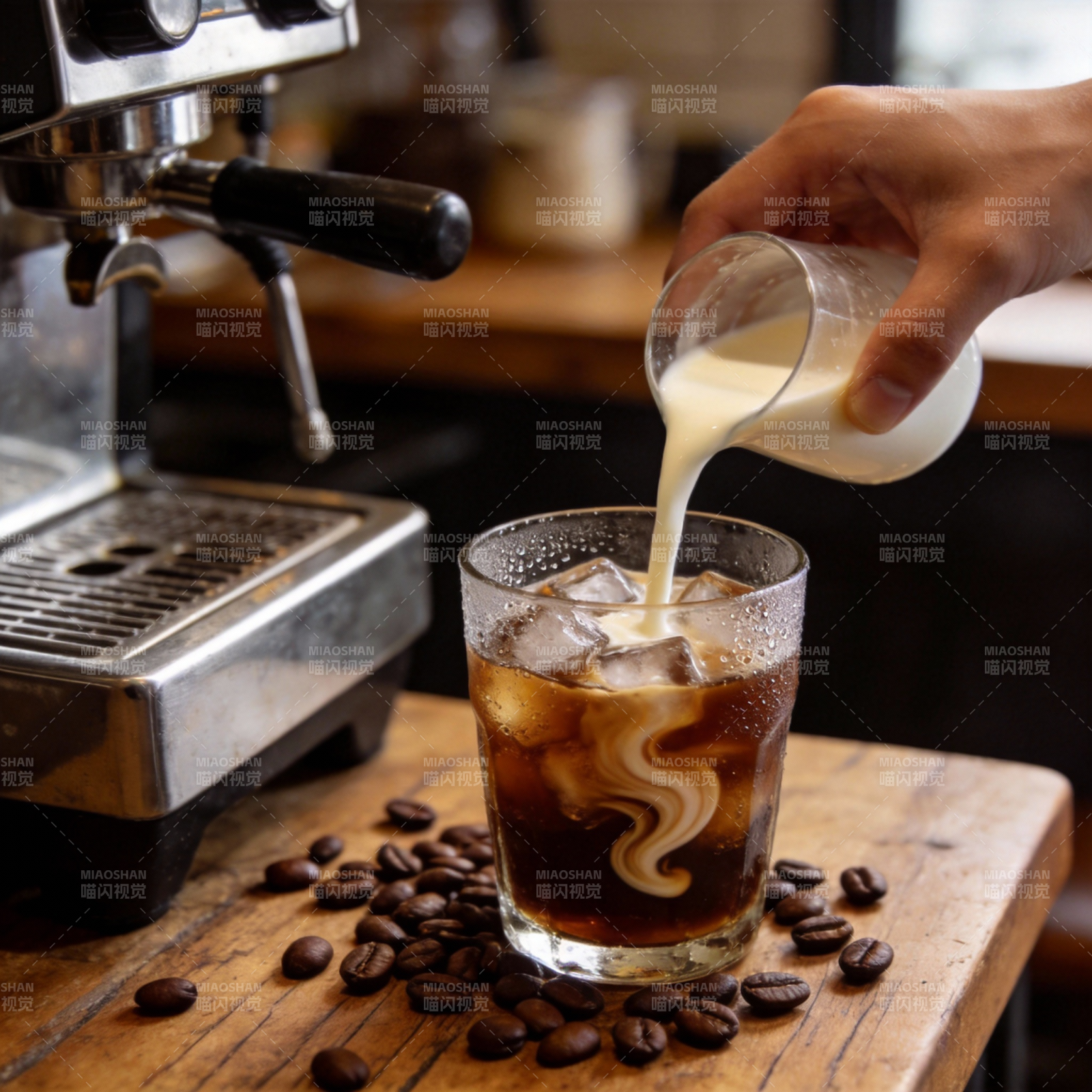 冰咖啡加奶图片