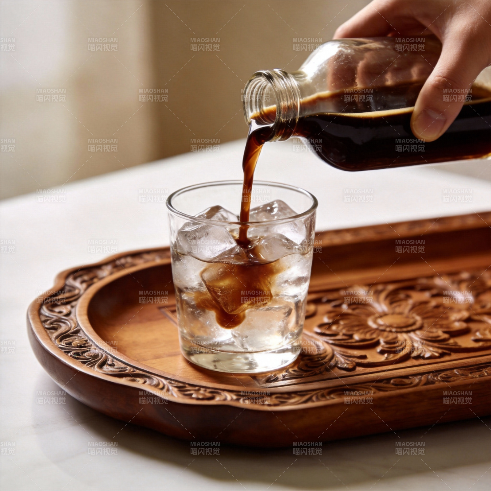冰饮倒入杯中图片