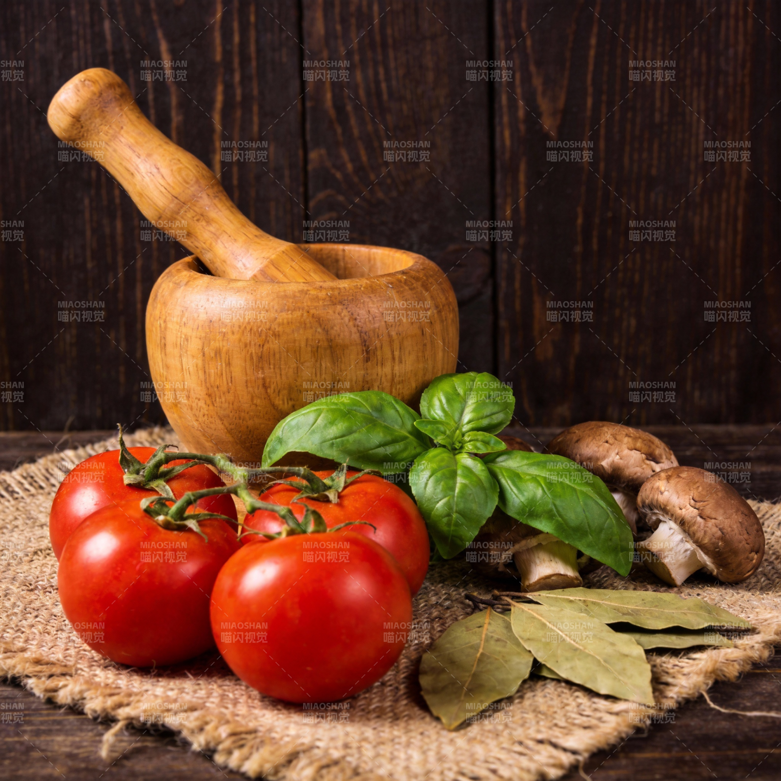 番茄香草与木杵图片