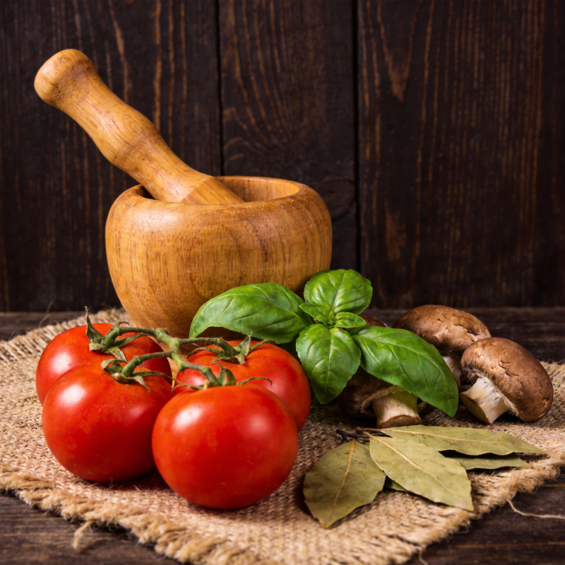 番茄香草与木杵图片