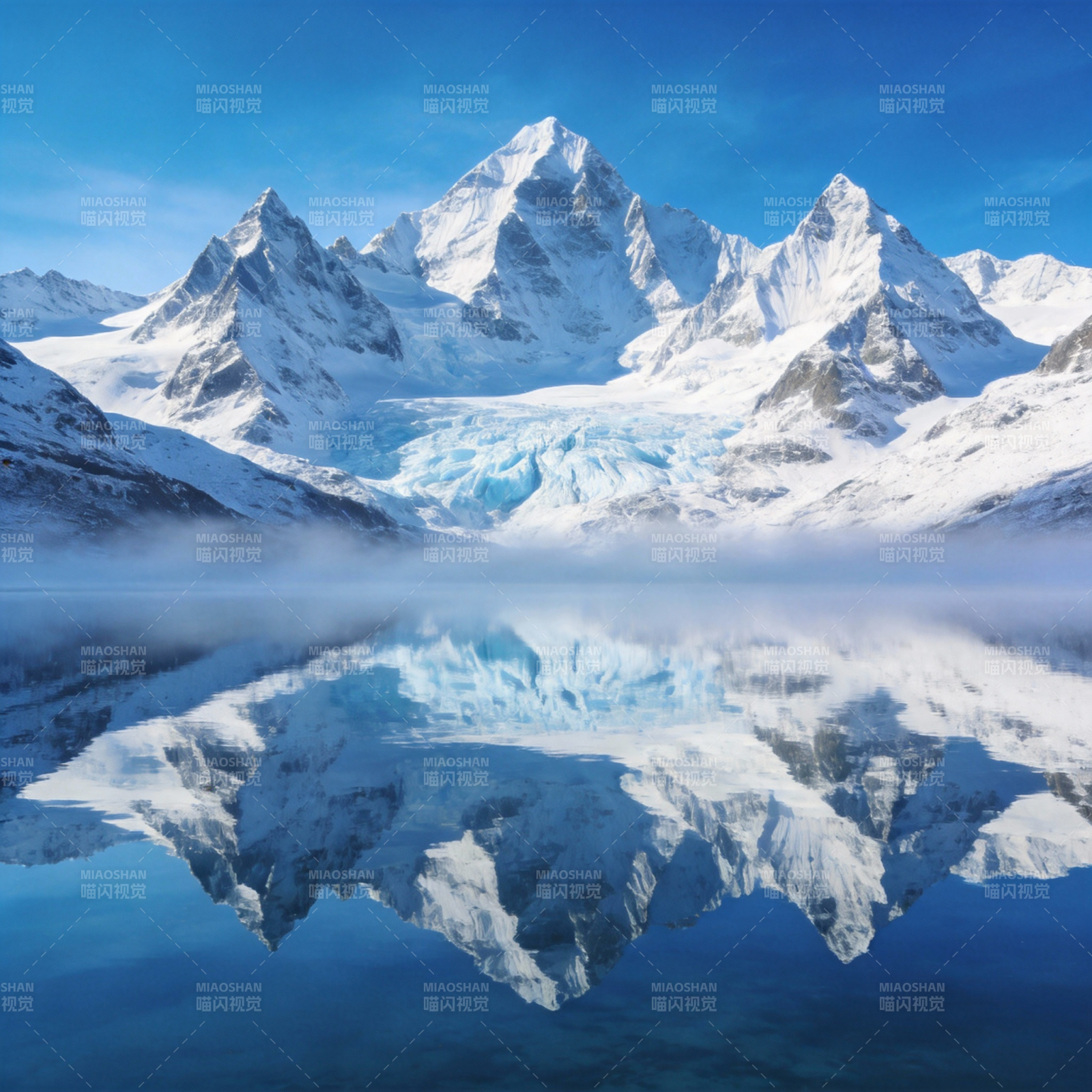 雪山倒影湖中图片