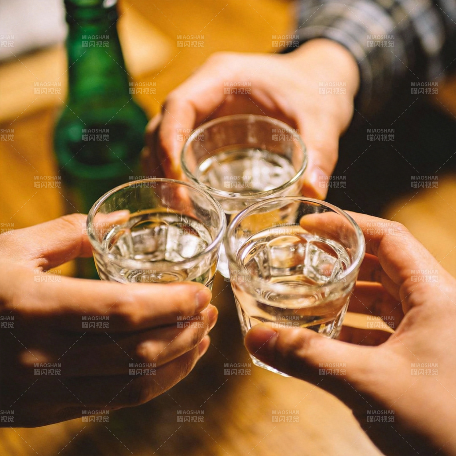 举杯共饮 情谊满满图片