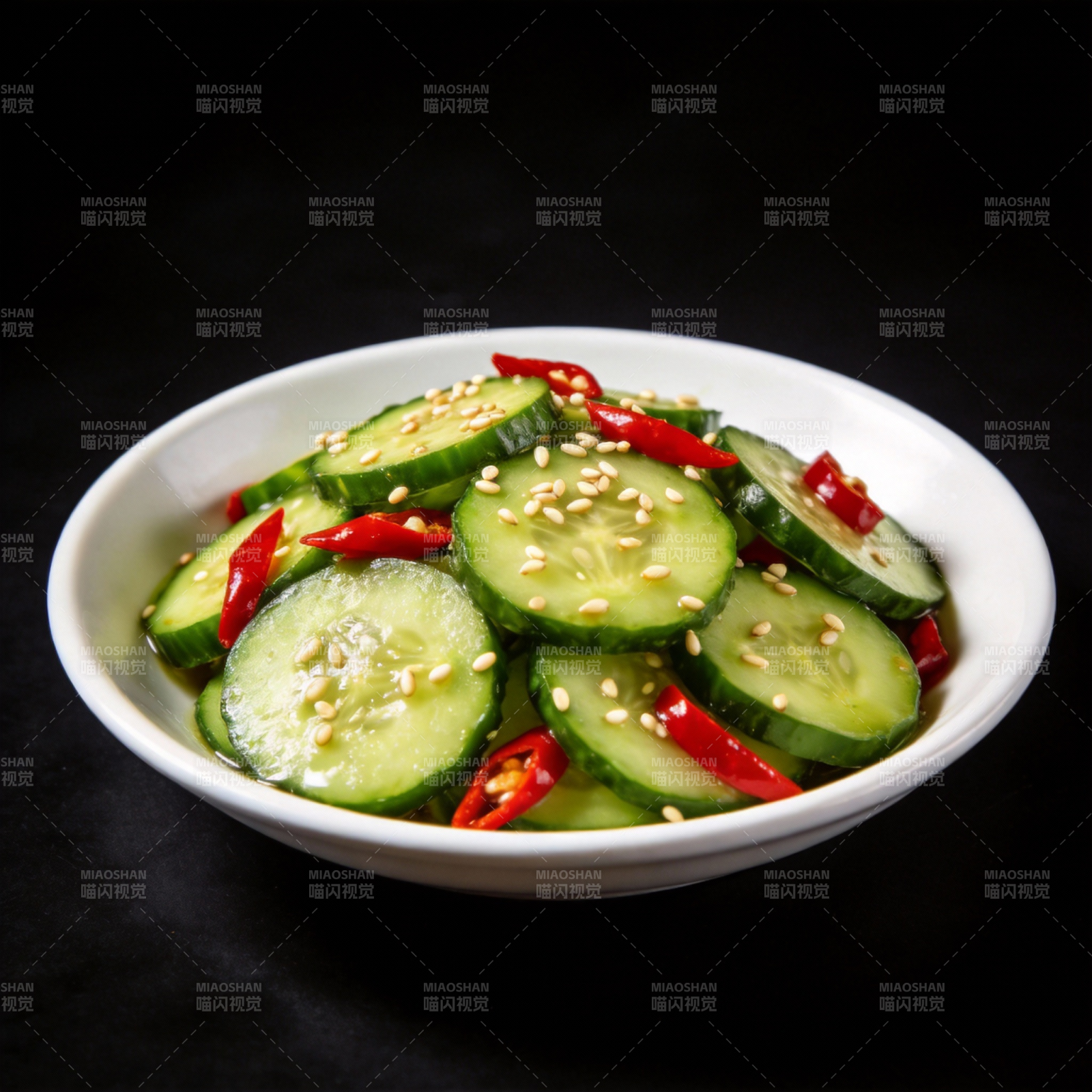 凉拌黄瓜配红椒图片