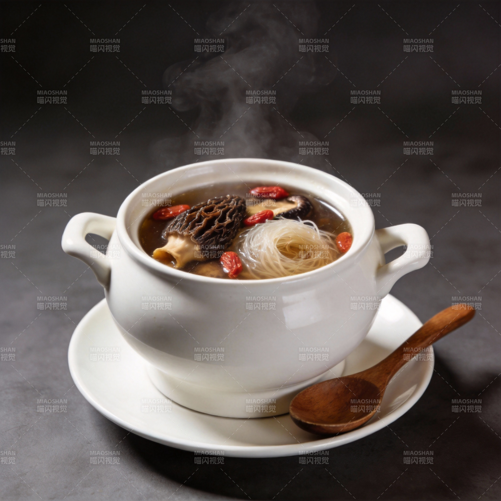 热腾腾的菌菇汤图片