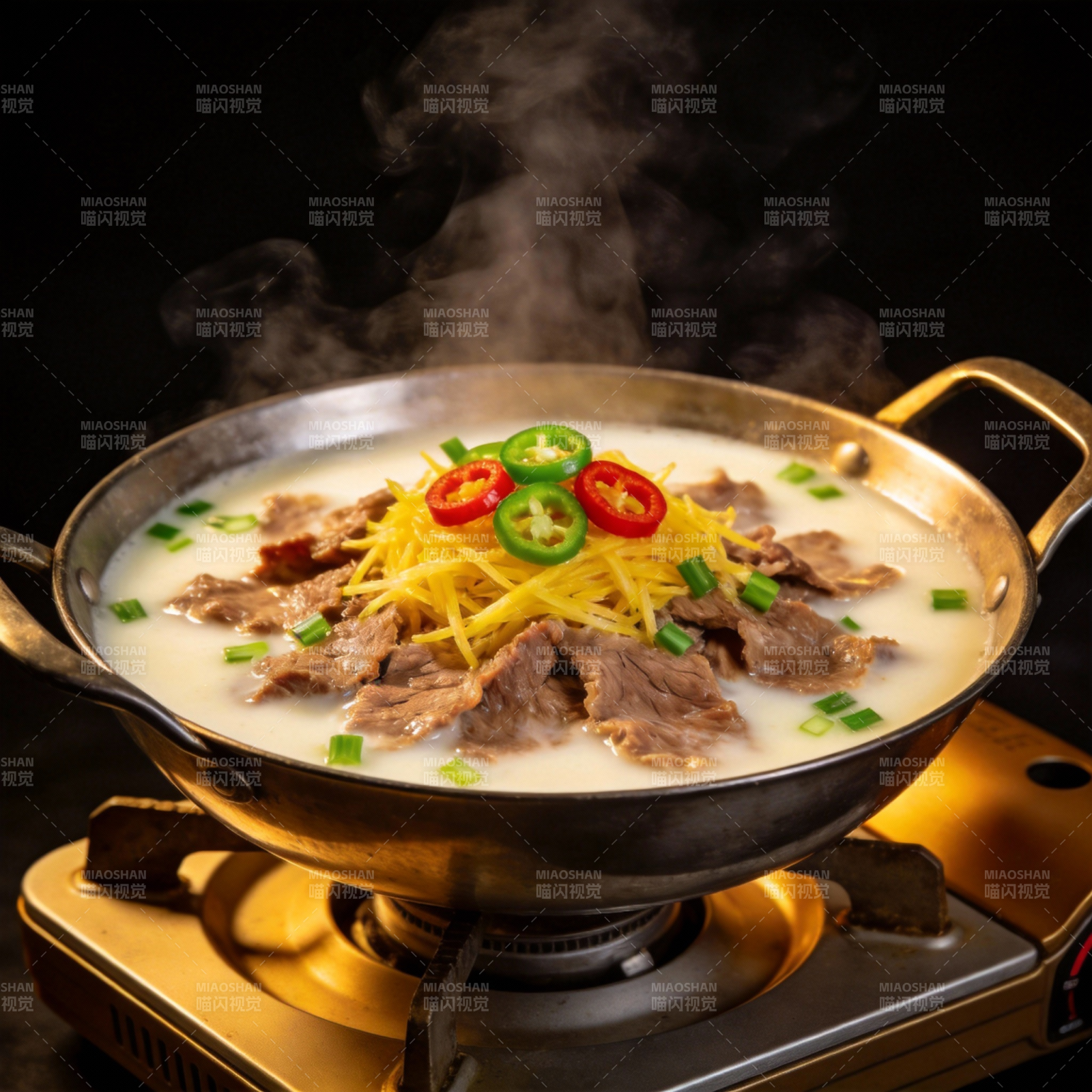 热气腾腾的牛肉锅图片