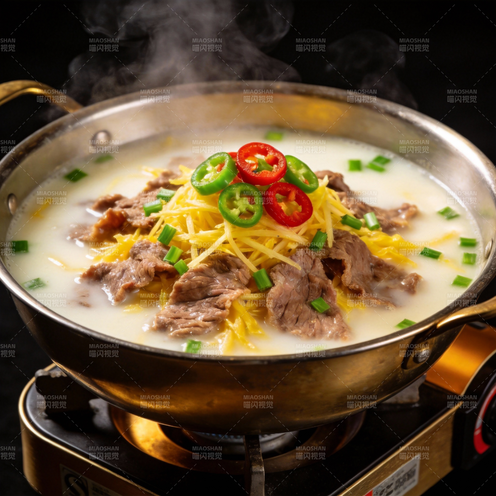 热气腾腾的牛肉锅图片