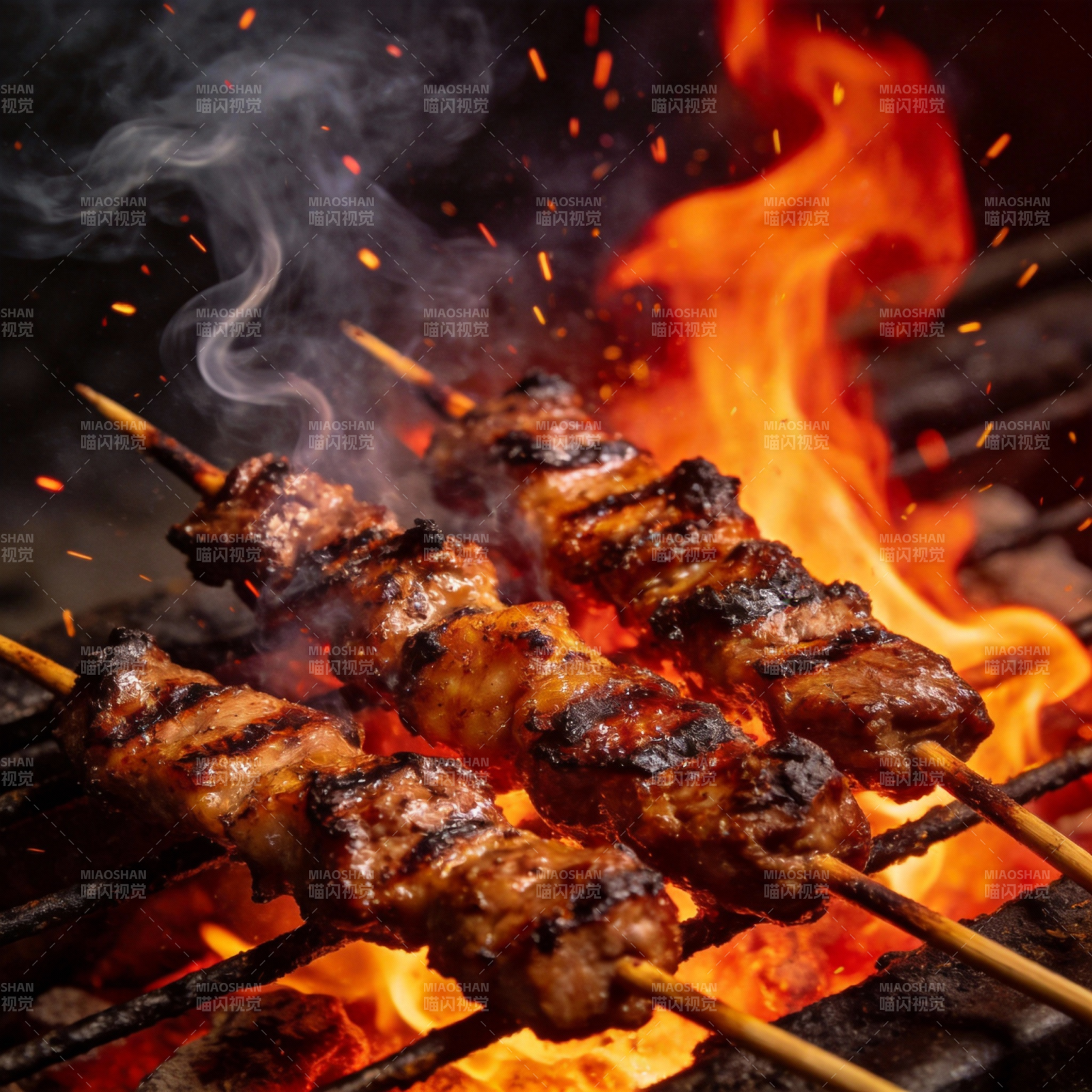 烤肉串在火上翻滚图片