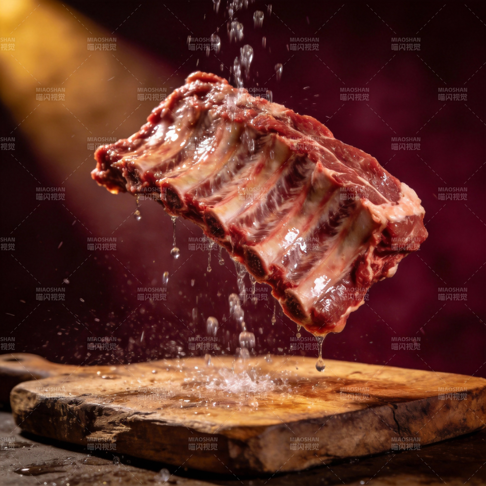 鲜嫩排骨落砧板图片