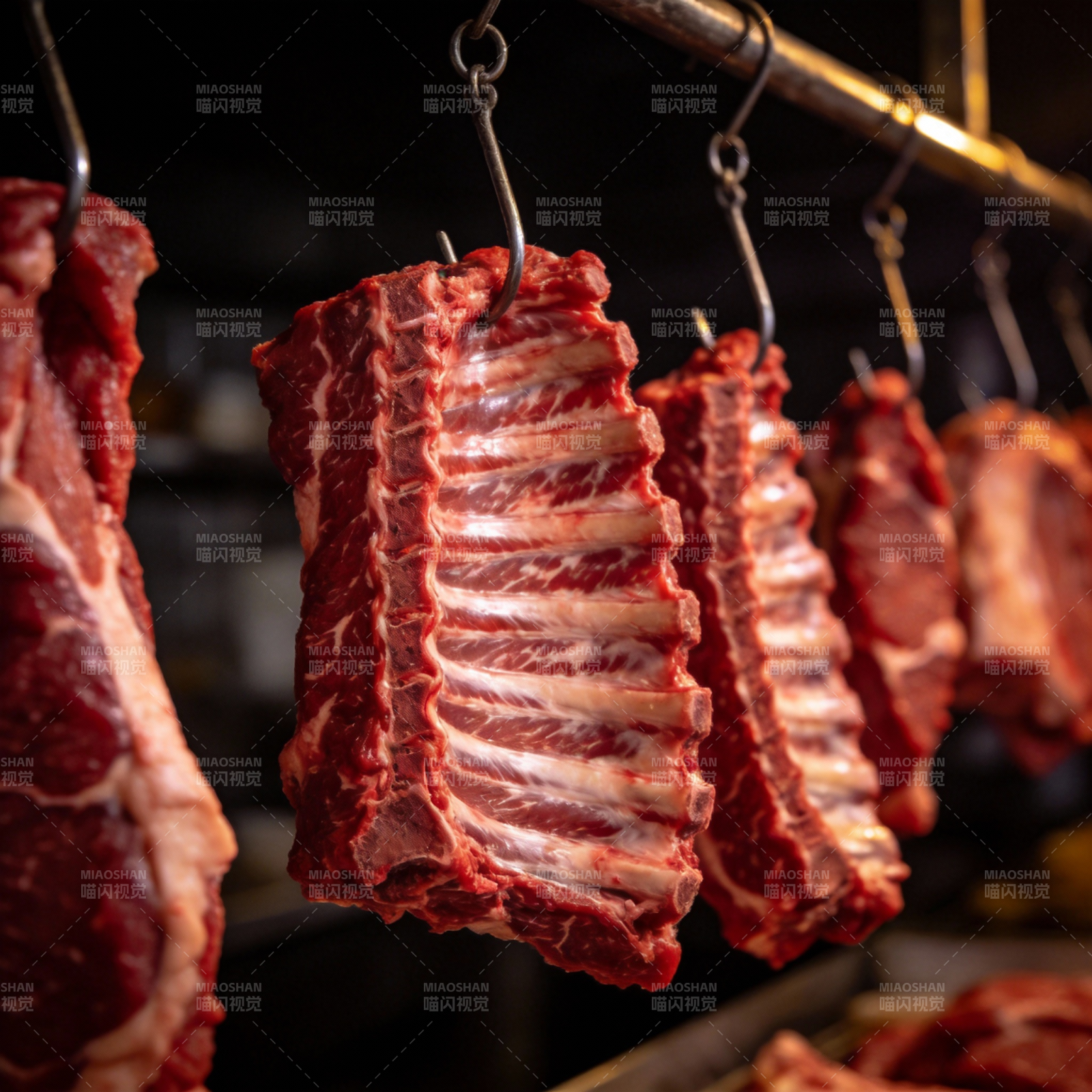 新鲜悬挂牛排图片