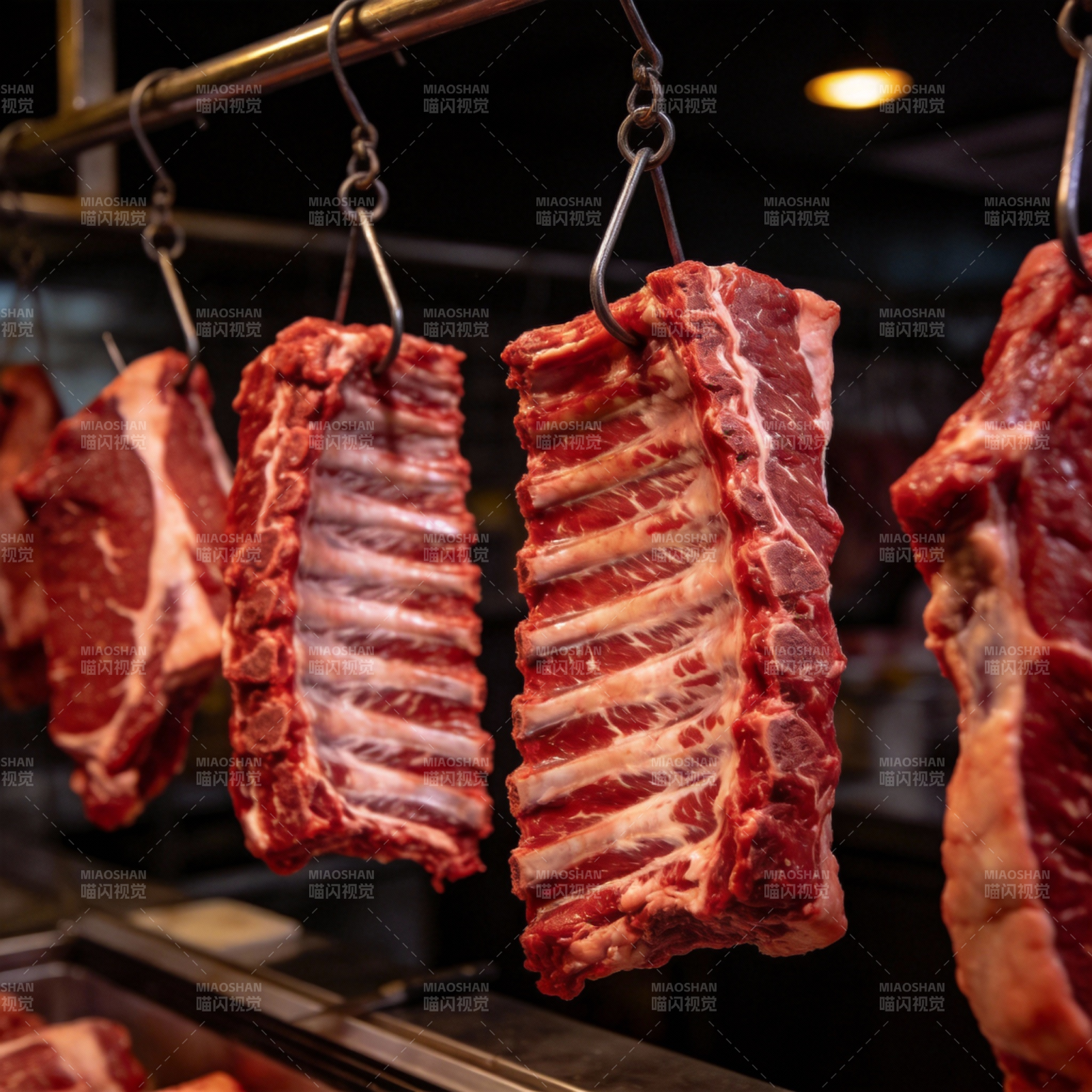 新鲜悬挂的牛排图片