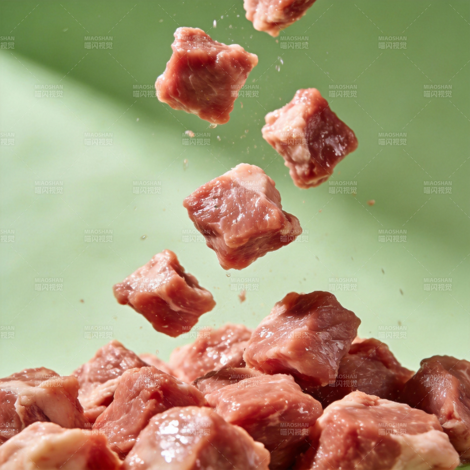 鲜嫩牛肉块飞溅图片