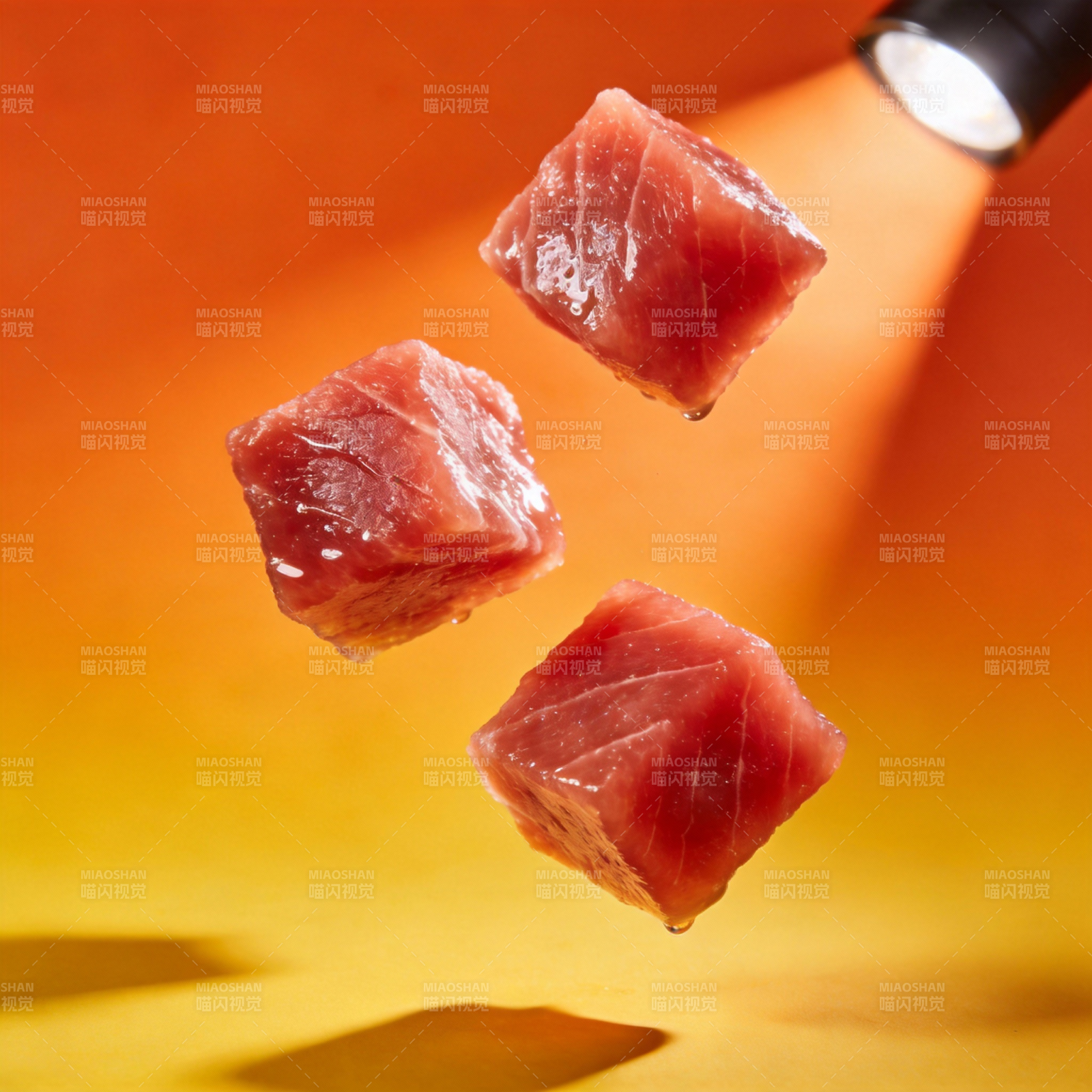 飞舞的金枪鱼块图片