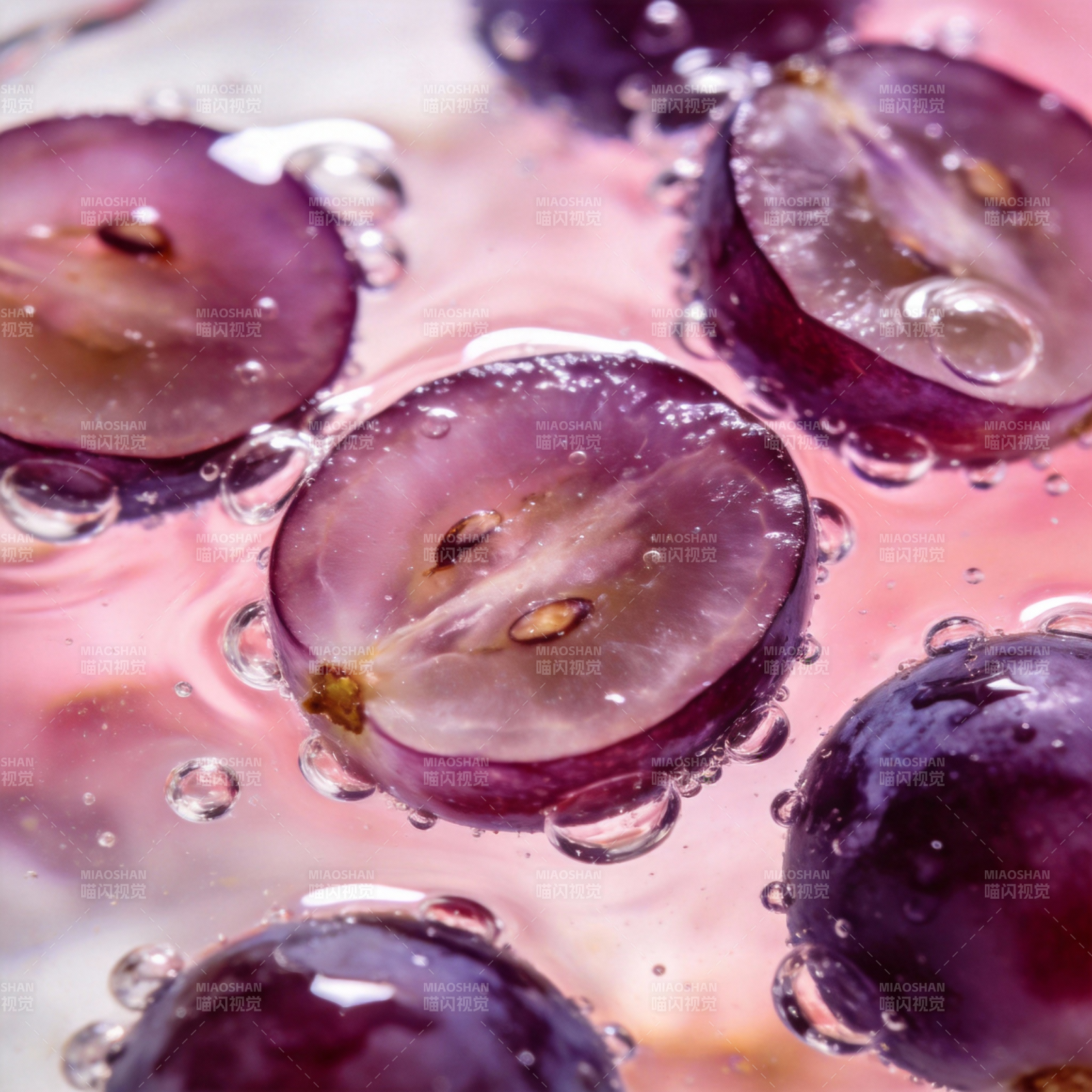 紫葡萄水中漂浮图片