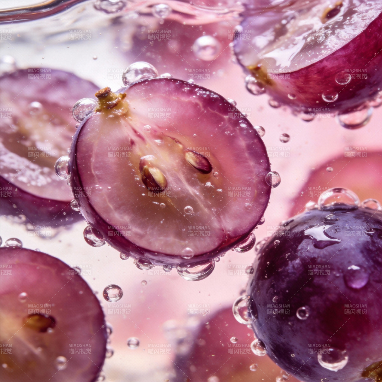 紫葡萄水中漂浮图片