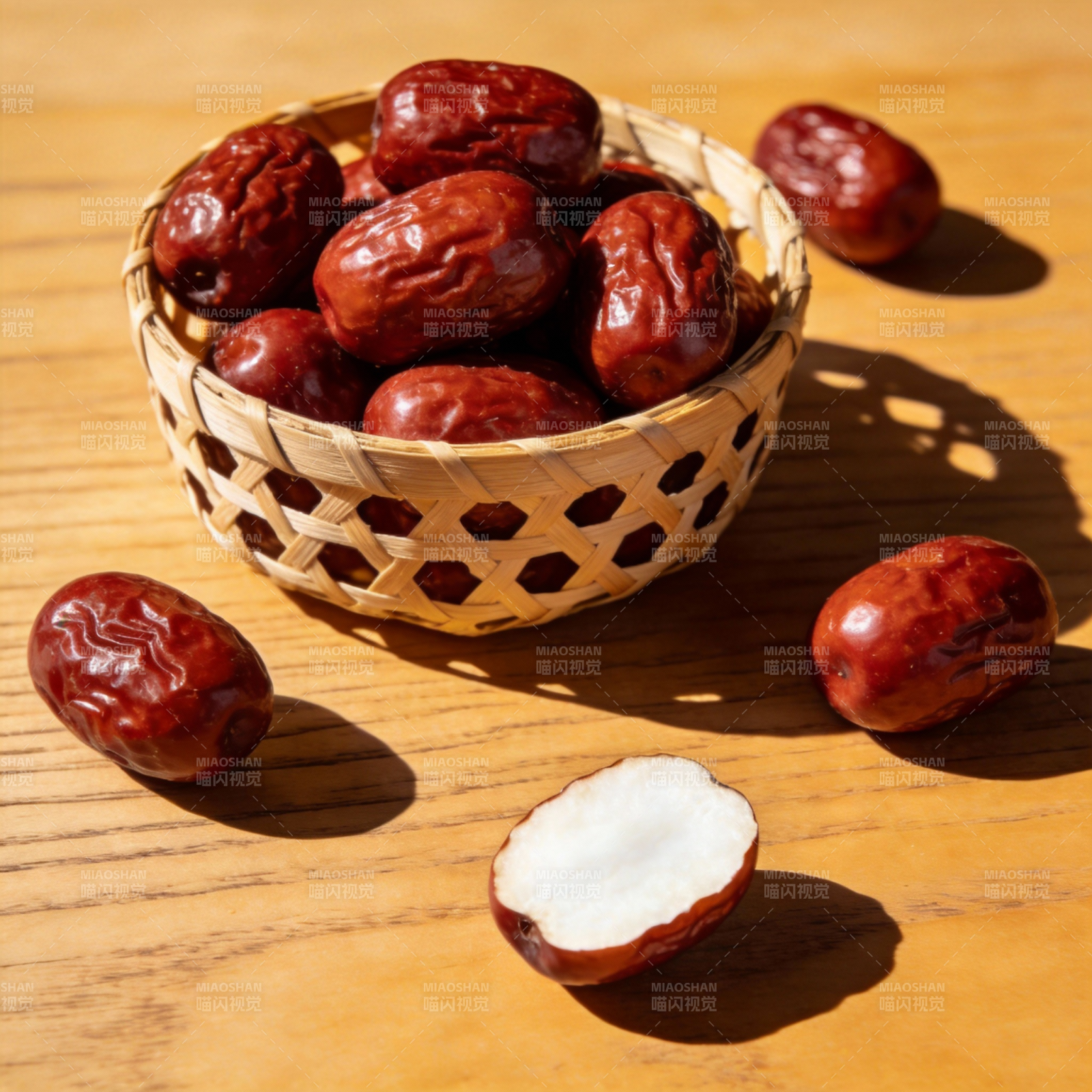 红枣盛于竹篮中图片