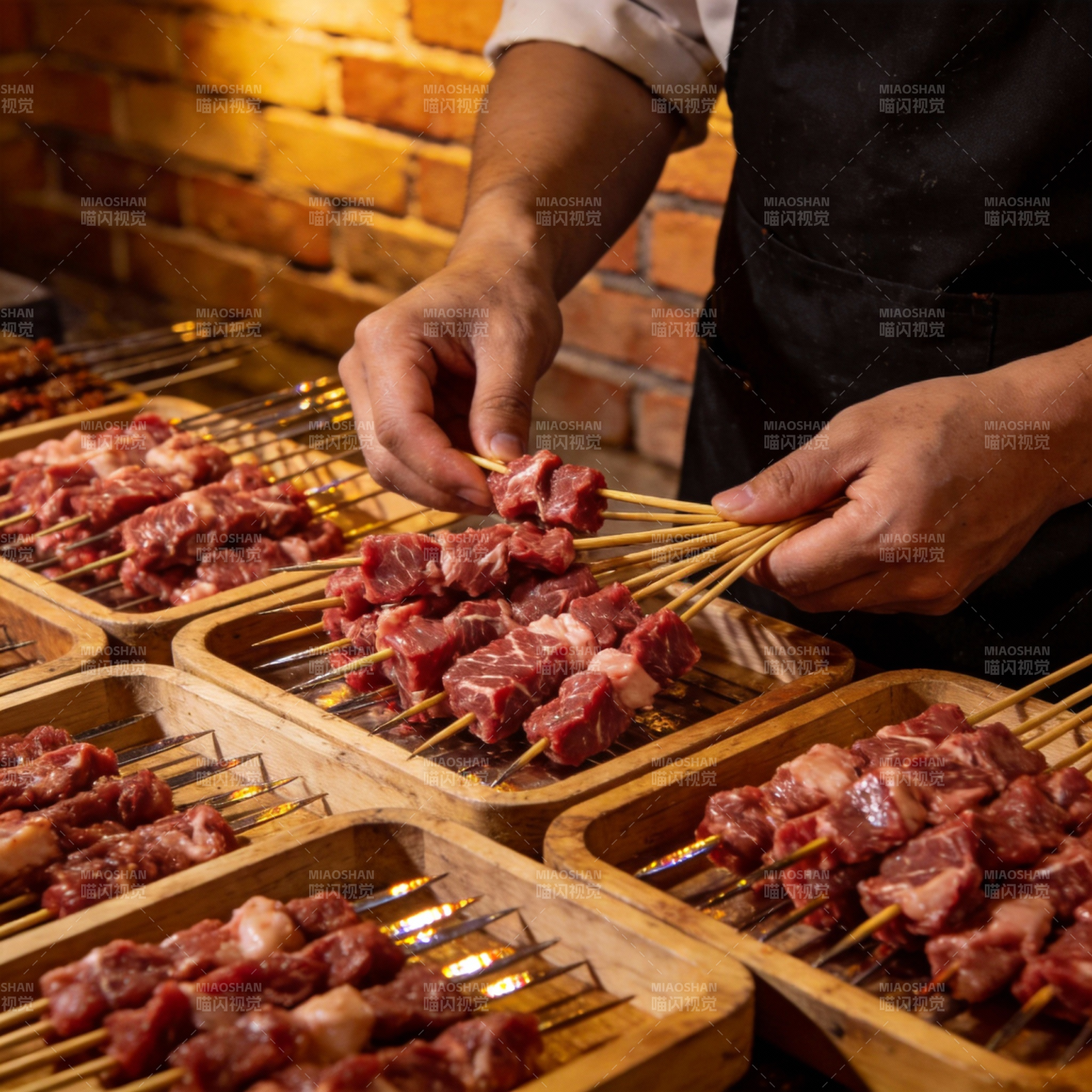 烤肉串准备中图片