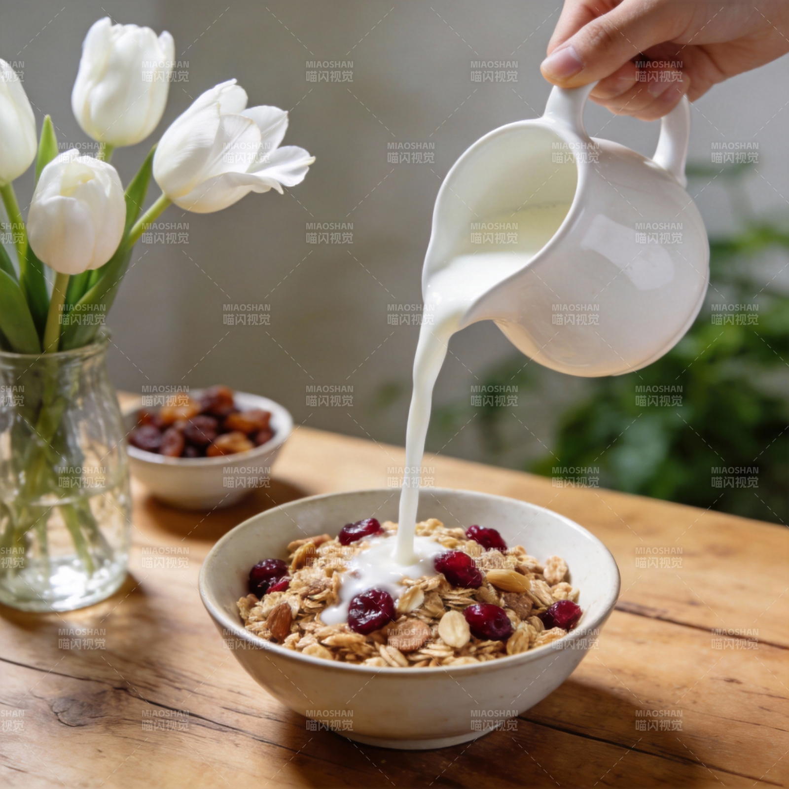 早餐时光 牛奶浇麦片图片