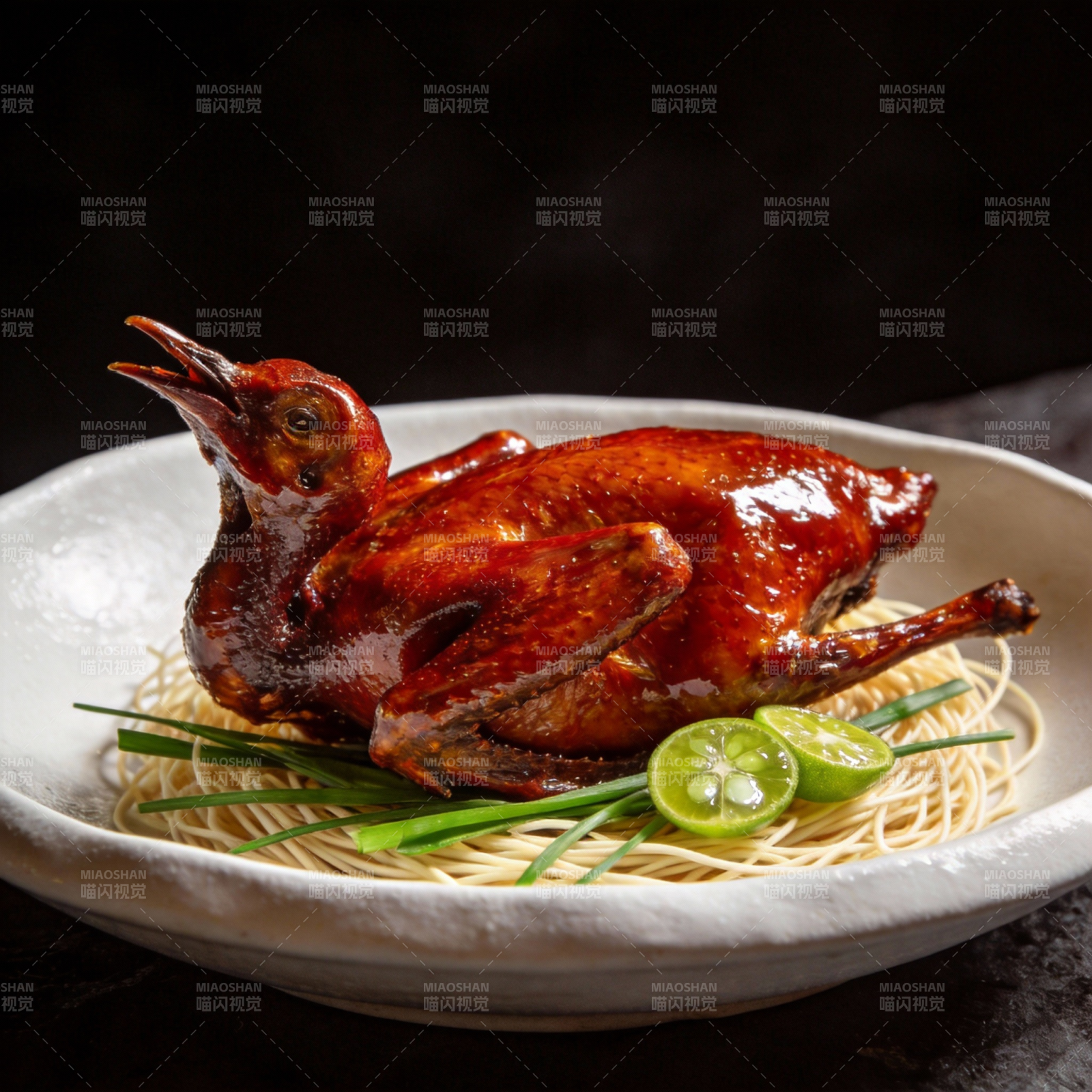 烤乳鸽配青柠面图片