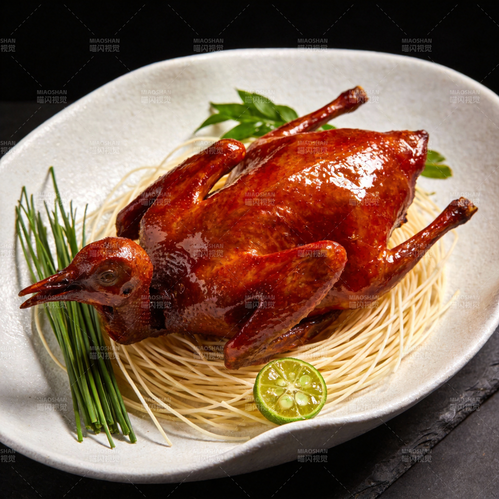 烤乳鸽配柠檬图片