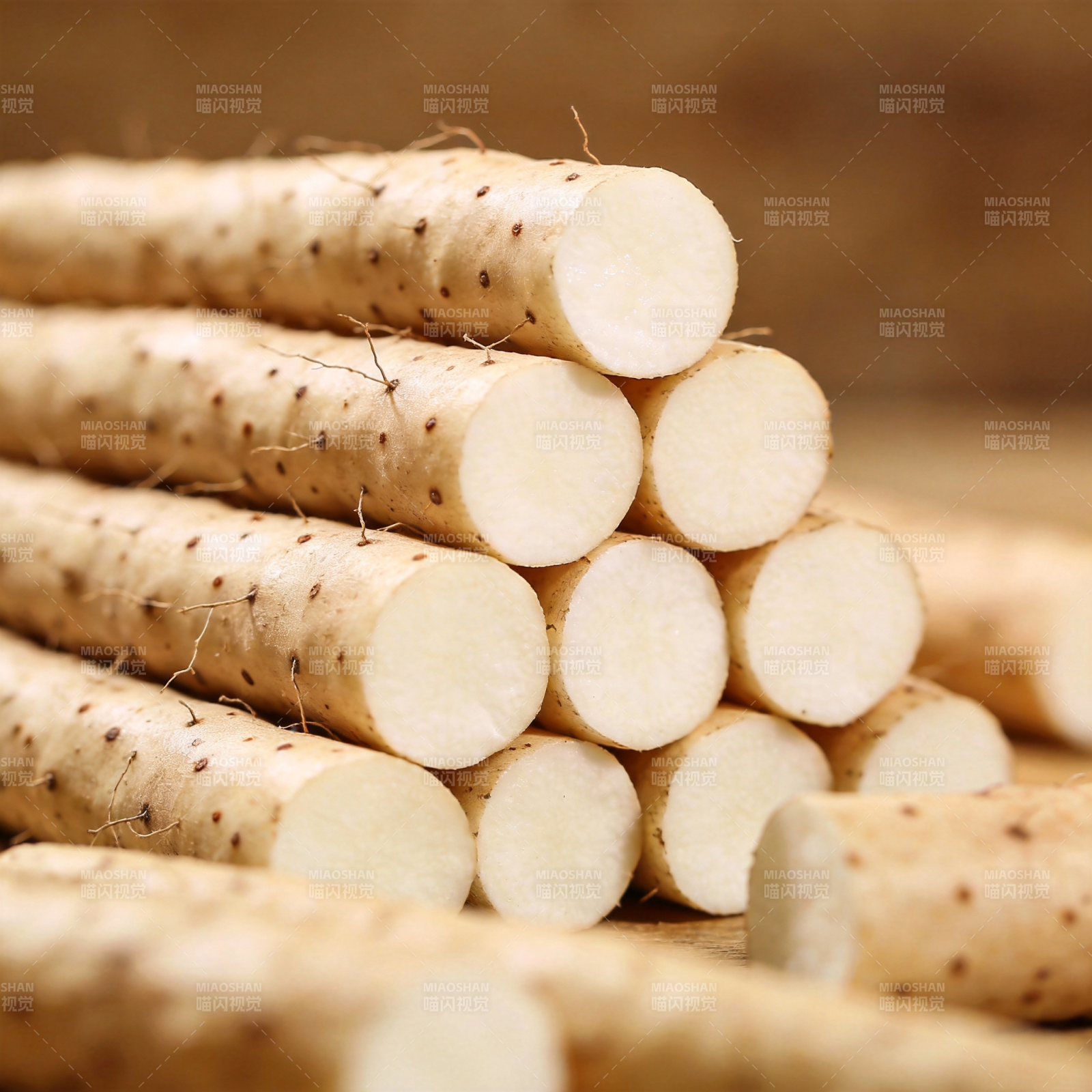 新鲜山药堆叠图片