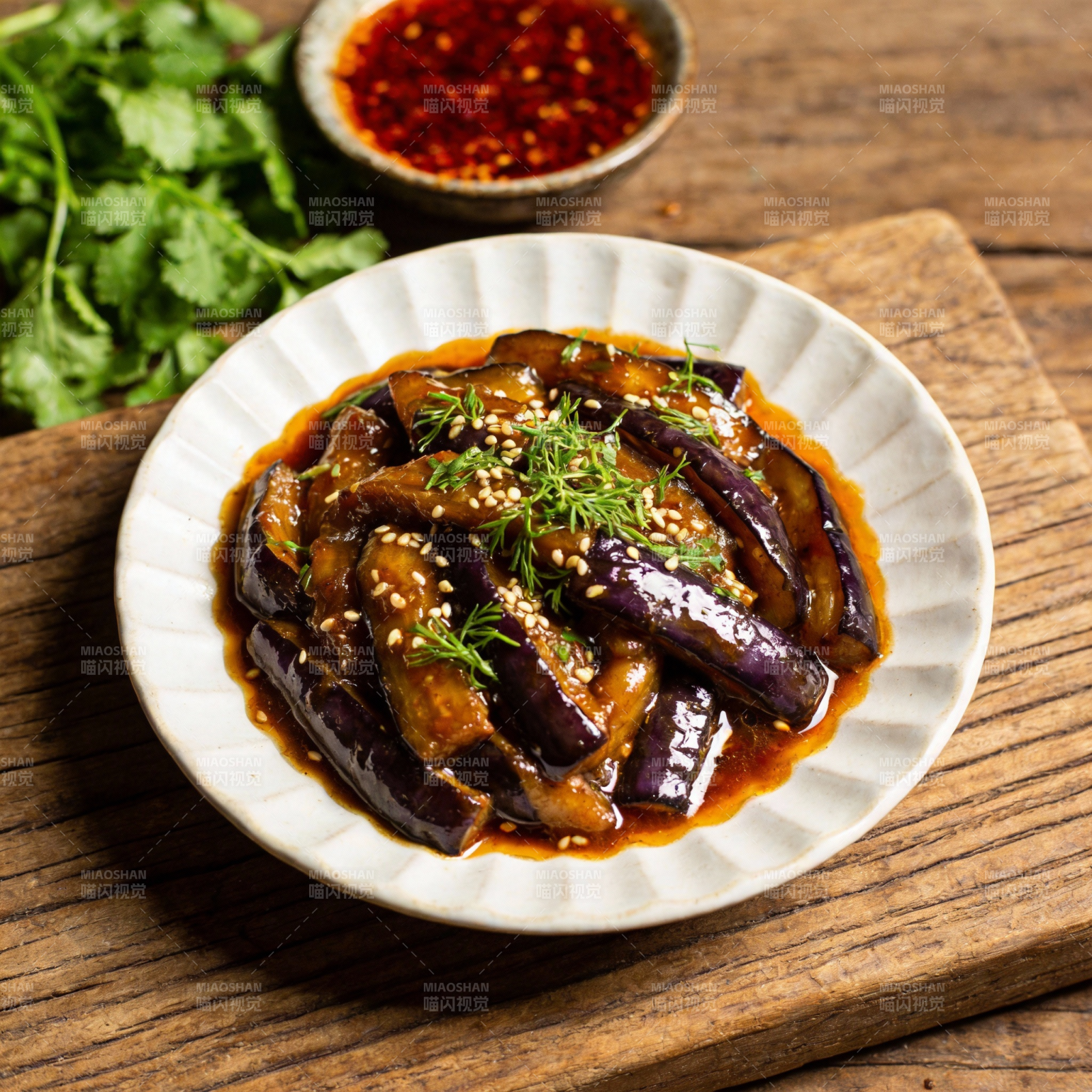 酱烧茄子配香菜图片