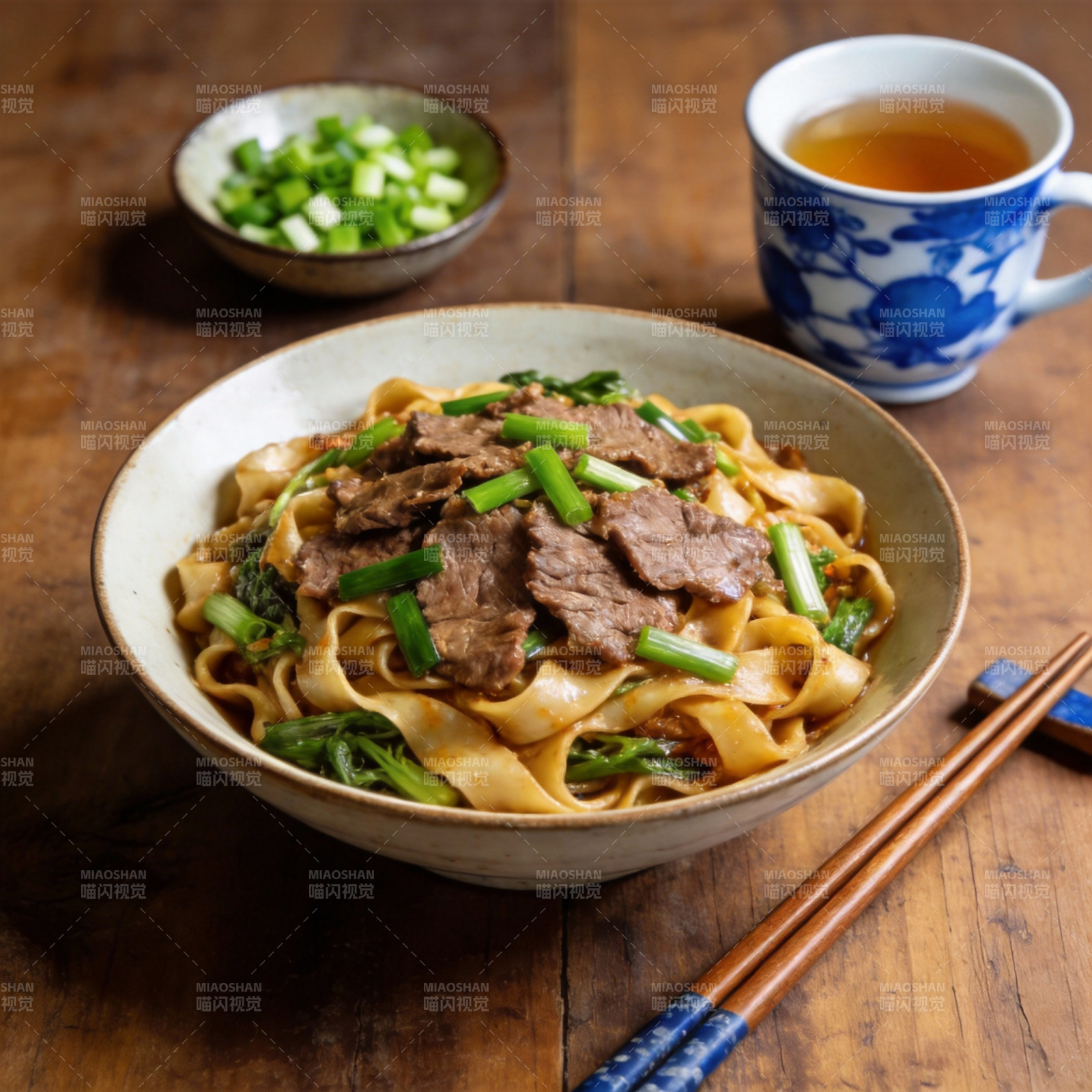 牛肉炒面配茶图片