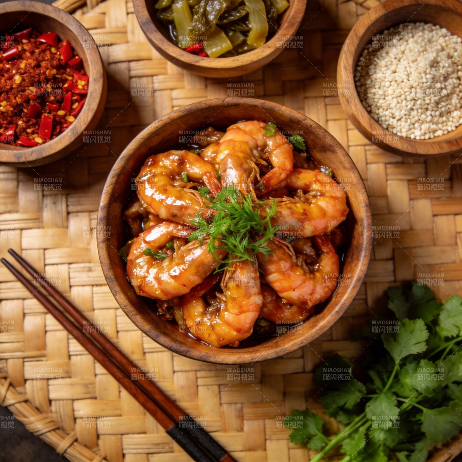 香辣虾仁配佐料图片