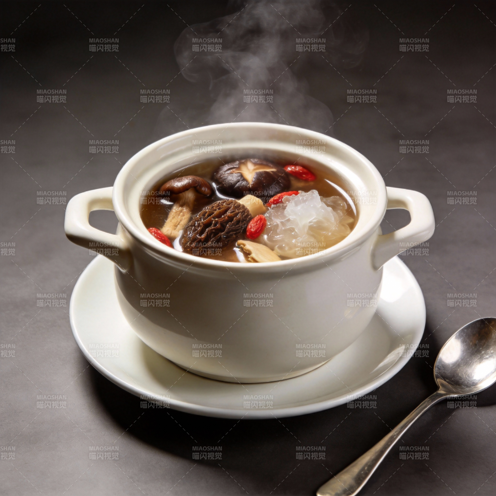 热气腾腾的养生汤图片