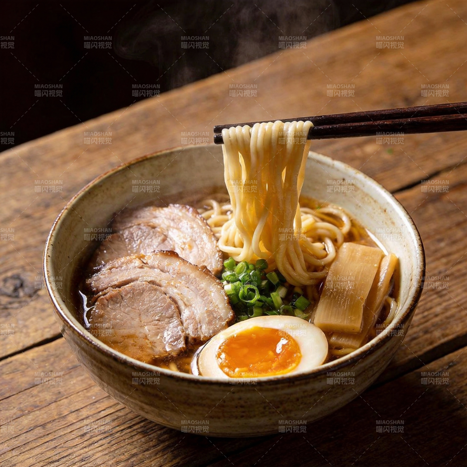 热腾腾的拉面图片