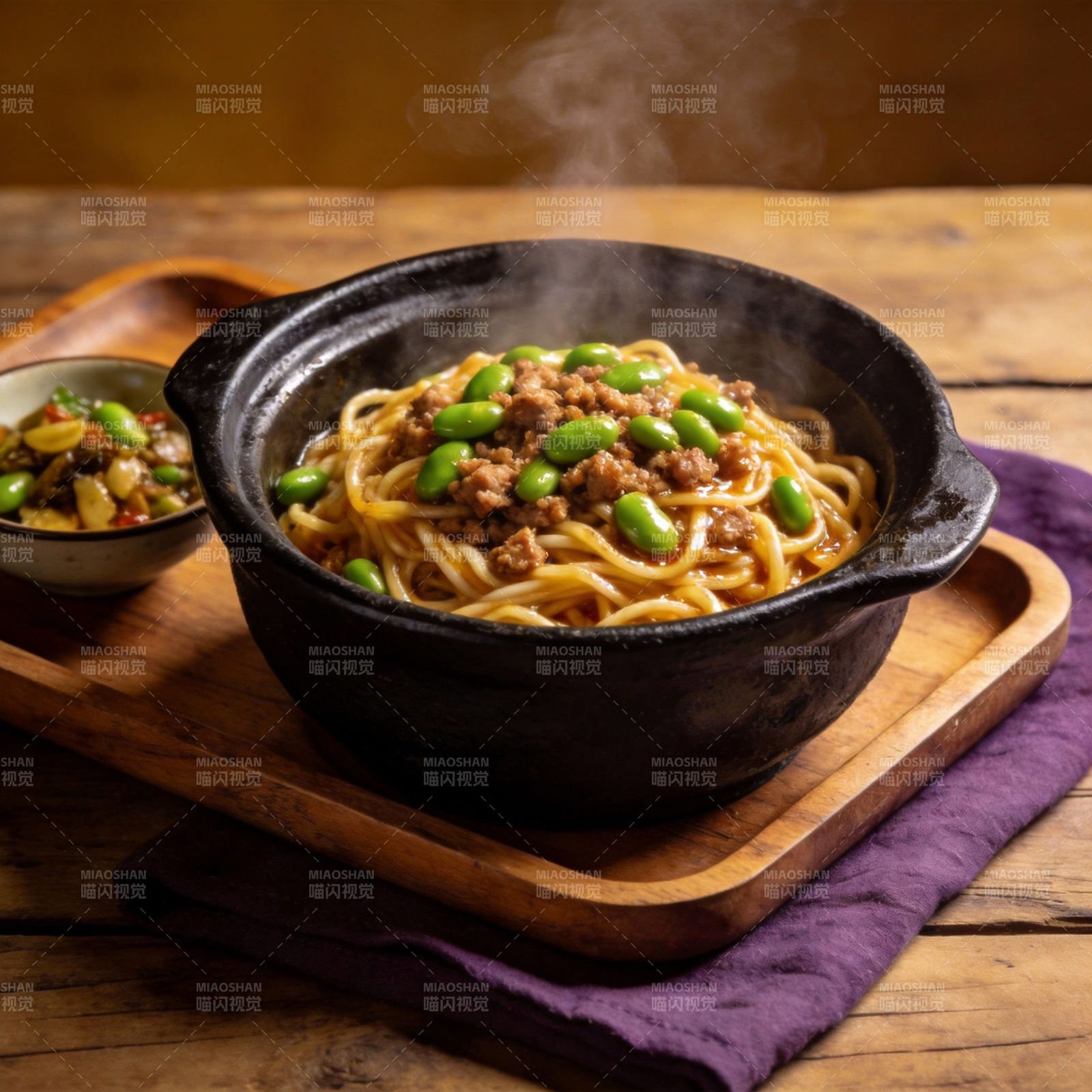 热腾腾的肉酱面图片