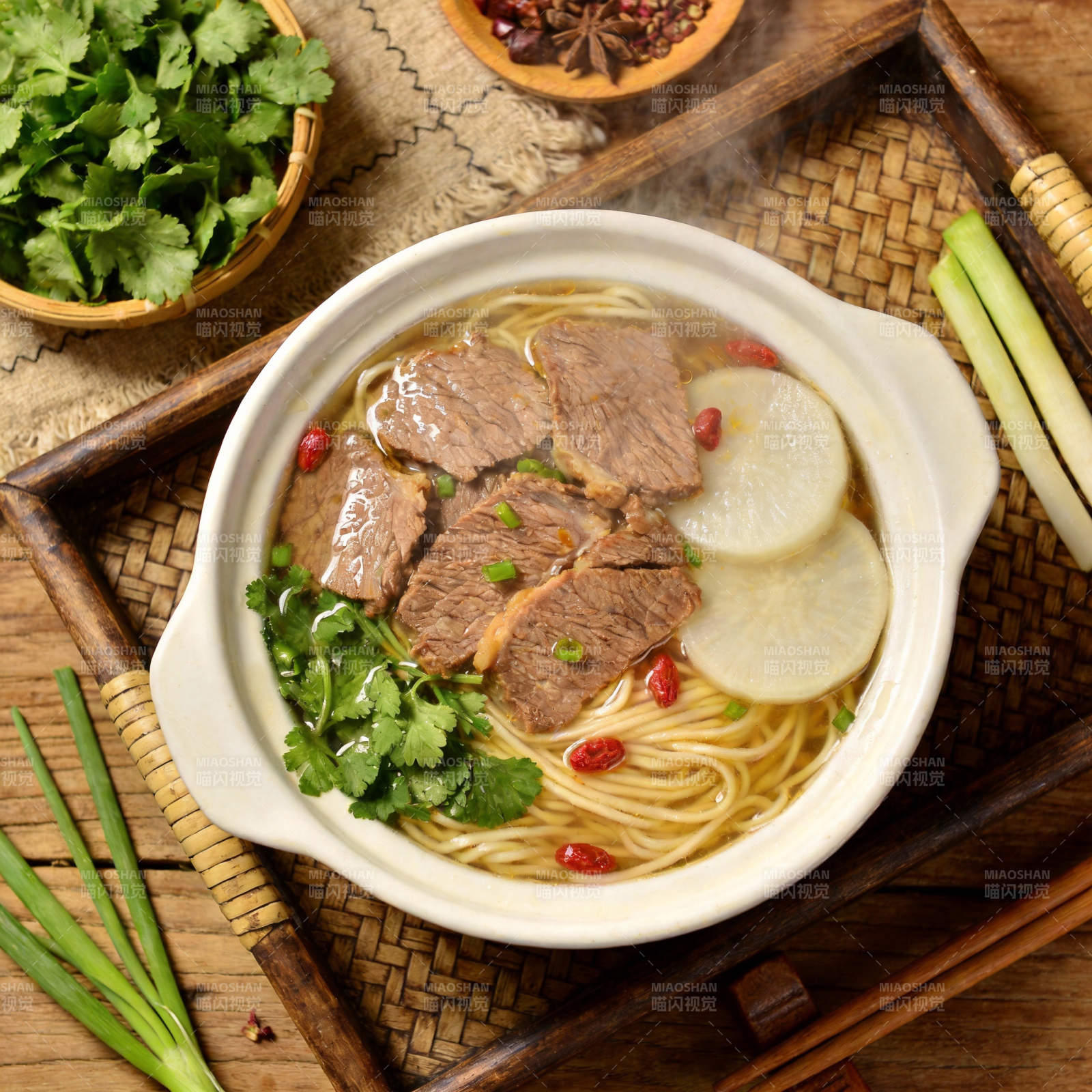 牛肉萝卜汤面图片